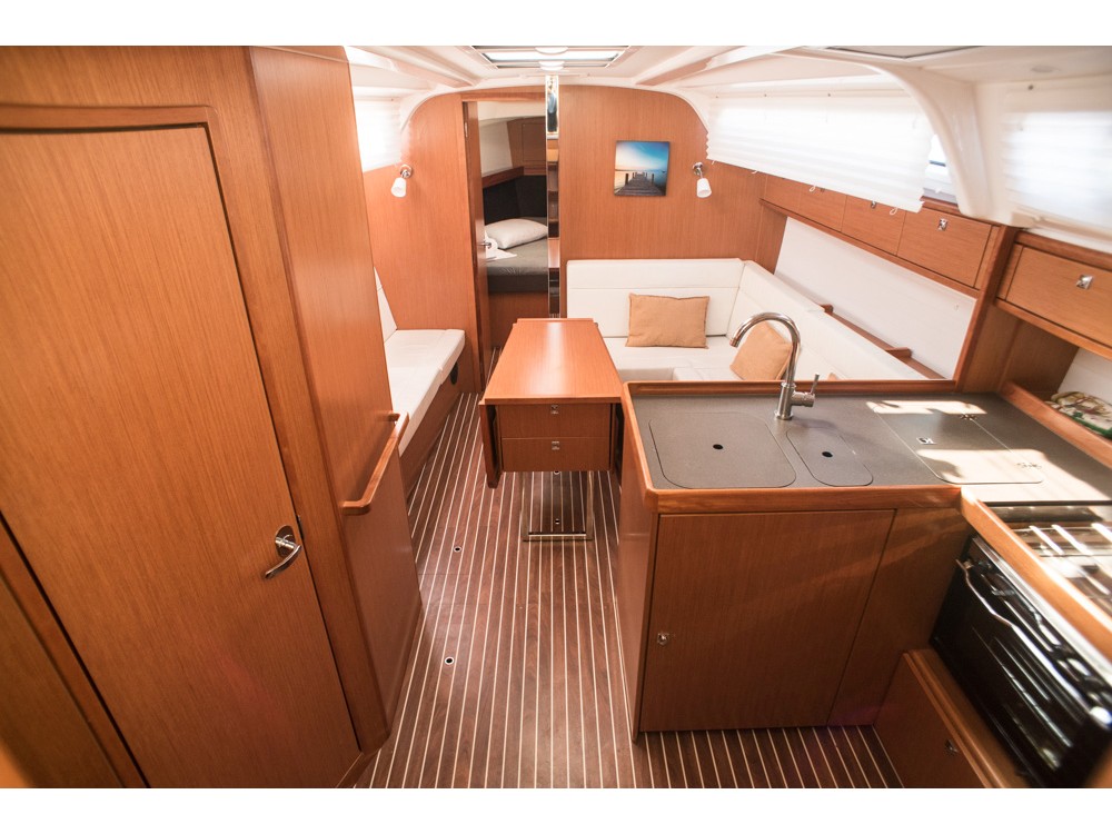 Bavaria Cruiser 37 — photo 10