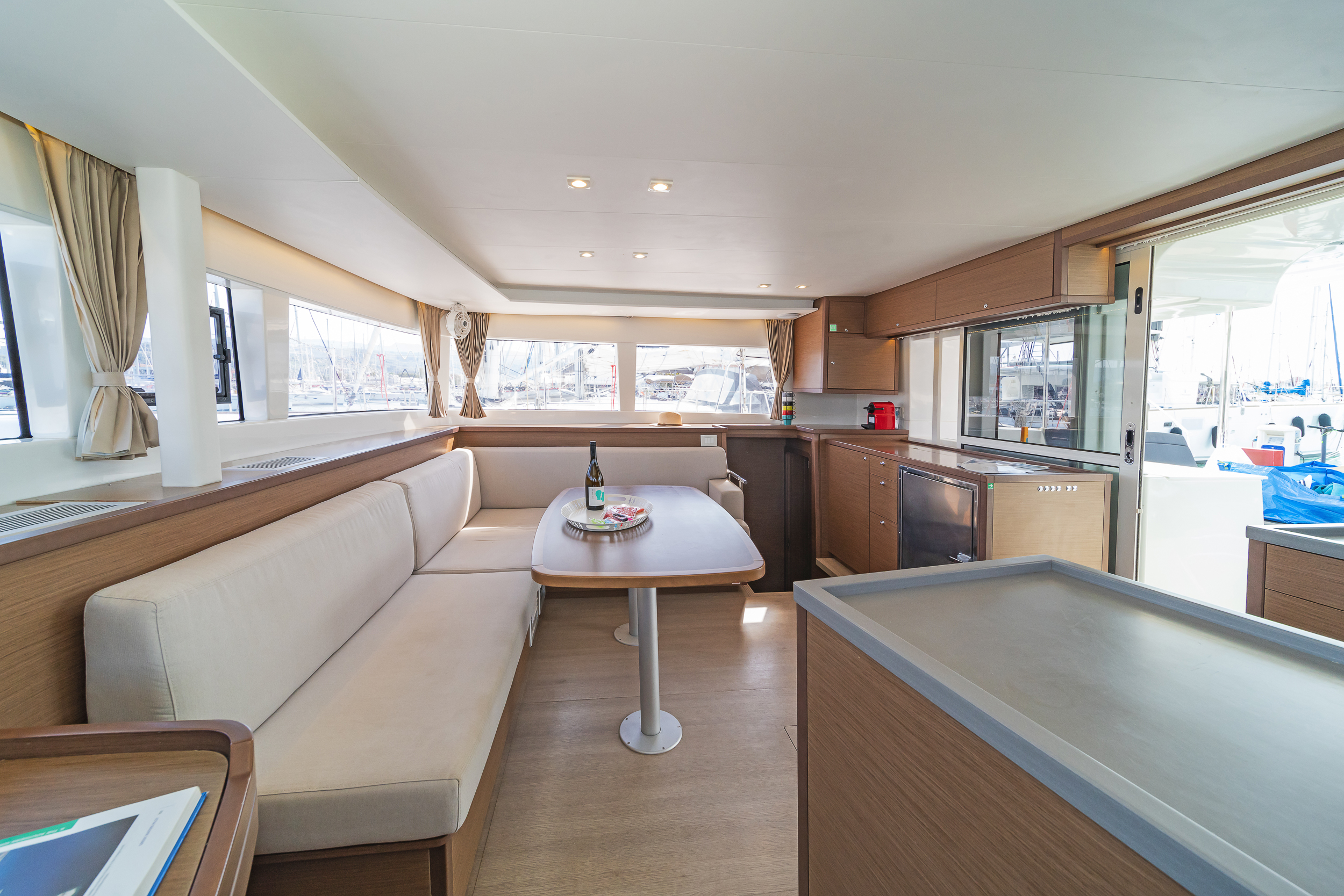 Lagoon 450 Fly & GEN & WM — photo 11