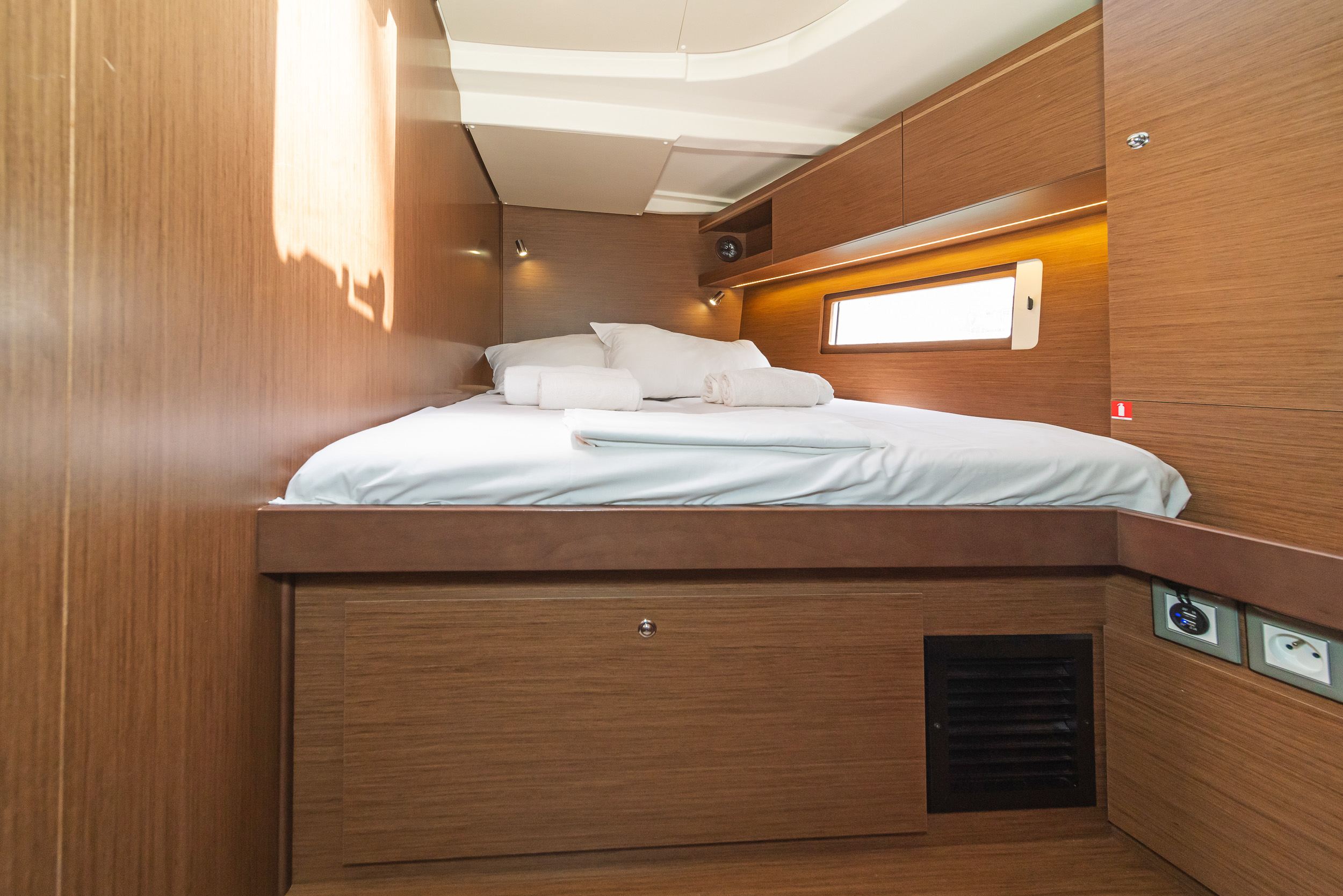 Oceanis 51.1 (5+1 cab) & GEN — photo 10