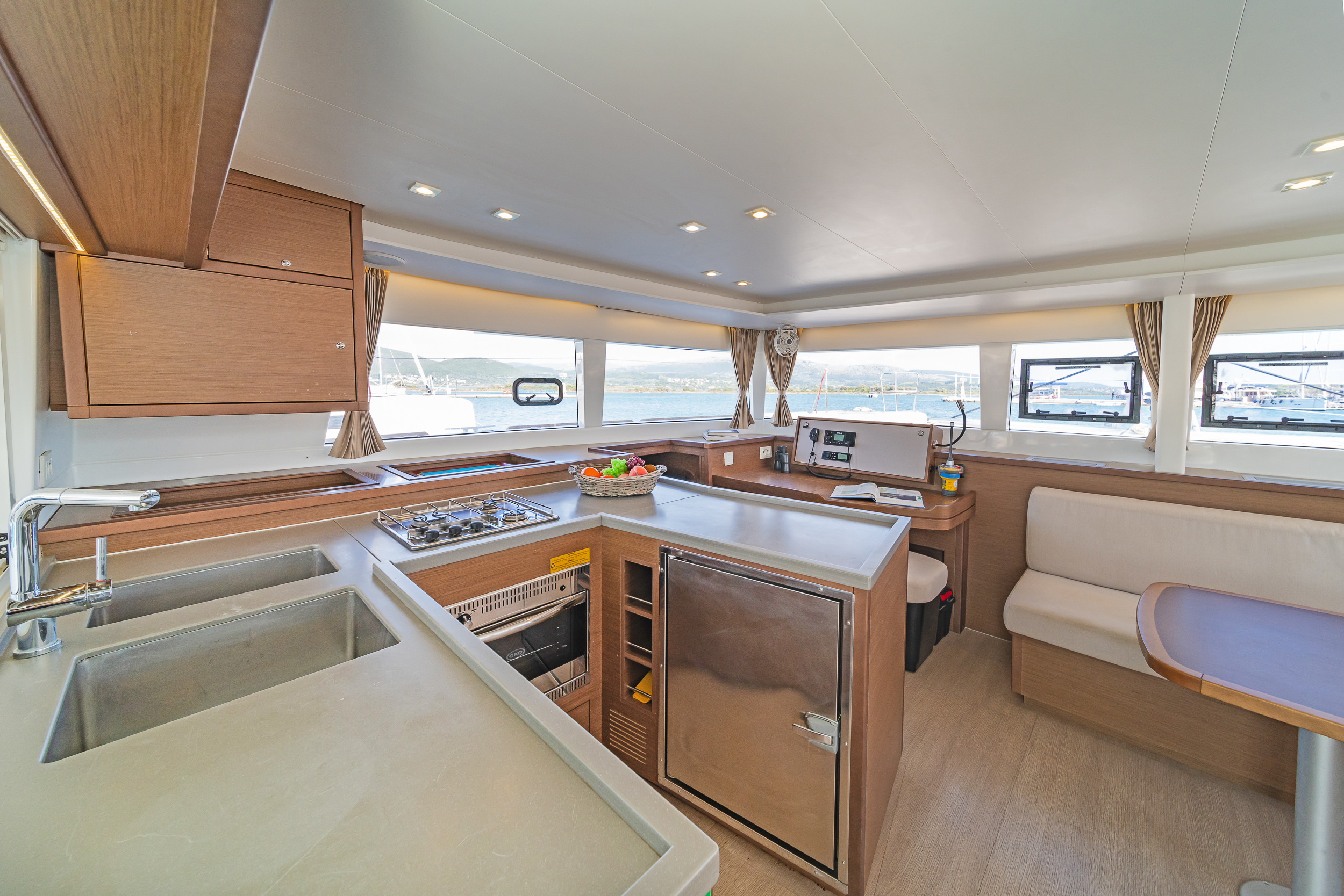 Lagoon 450 Fly & GEN & WM — photo 10