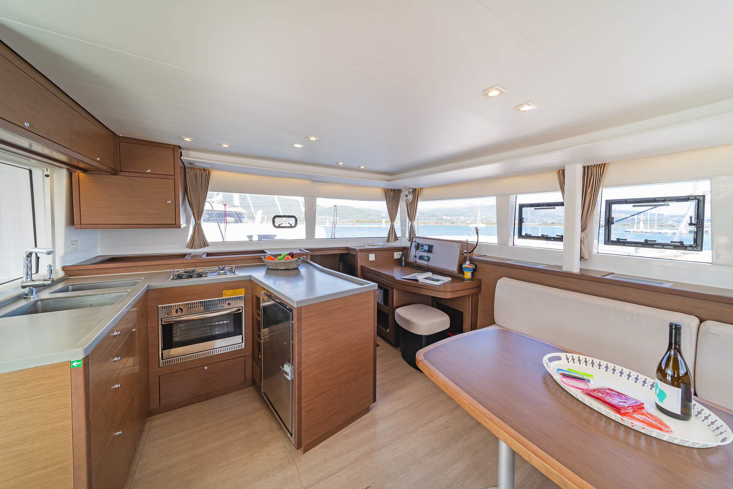 Lagoon 450 Fly & GEN & WM — photo 16