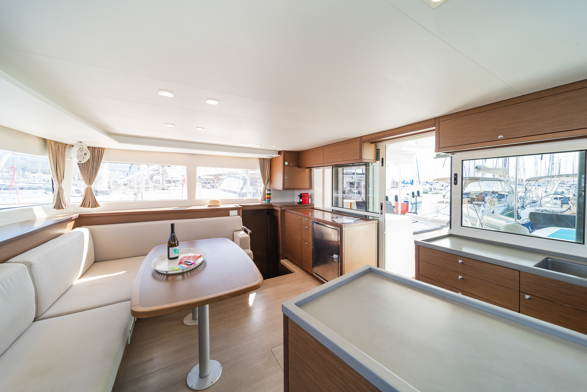 Lagoon 450 Fly & GEN & WM — photo 13