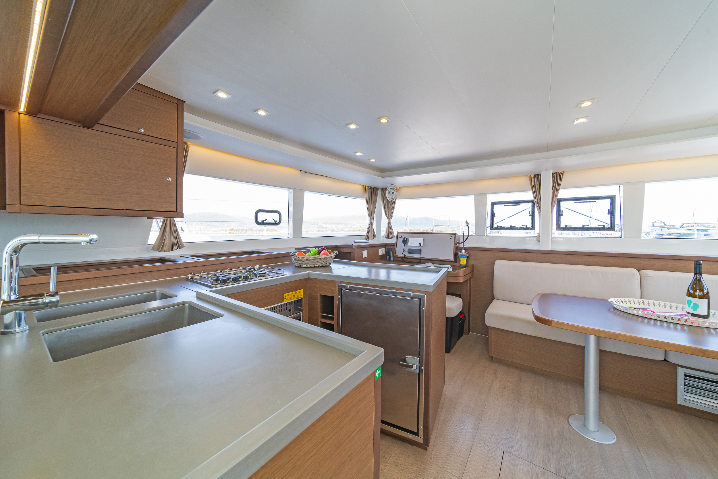 Lagoon 450 Fly & GEN & WM — photo 7