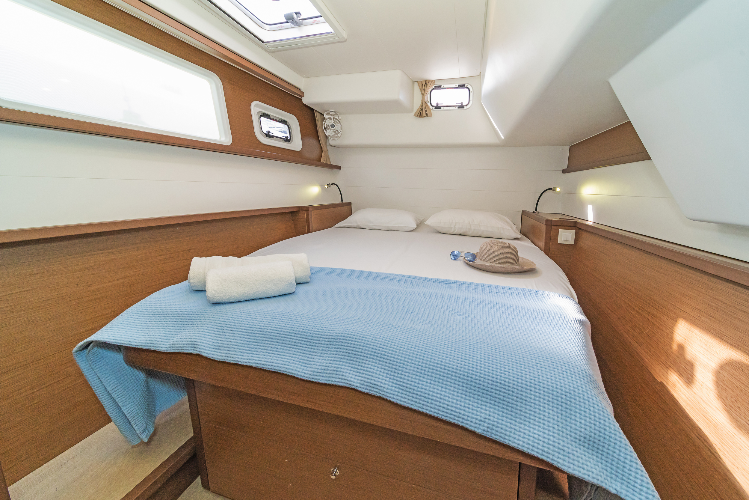 Lagoon 450 Fly & GEN & WM — photo 19