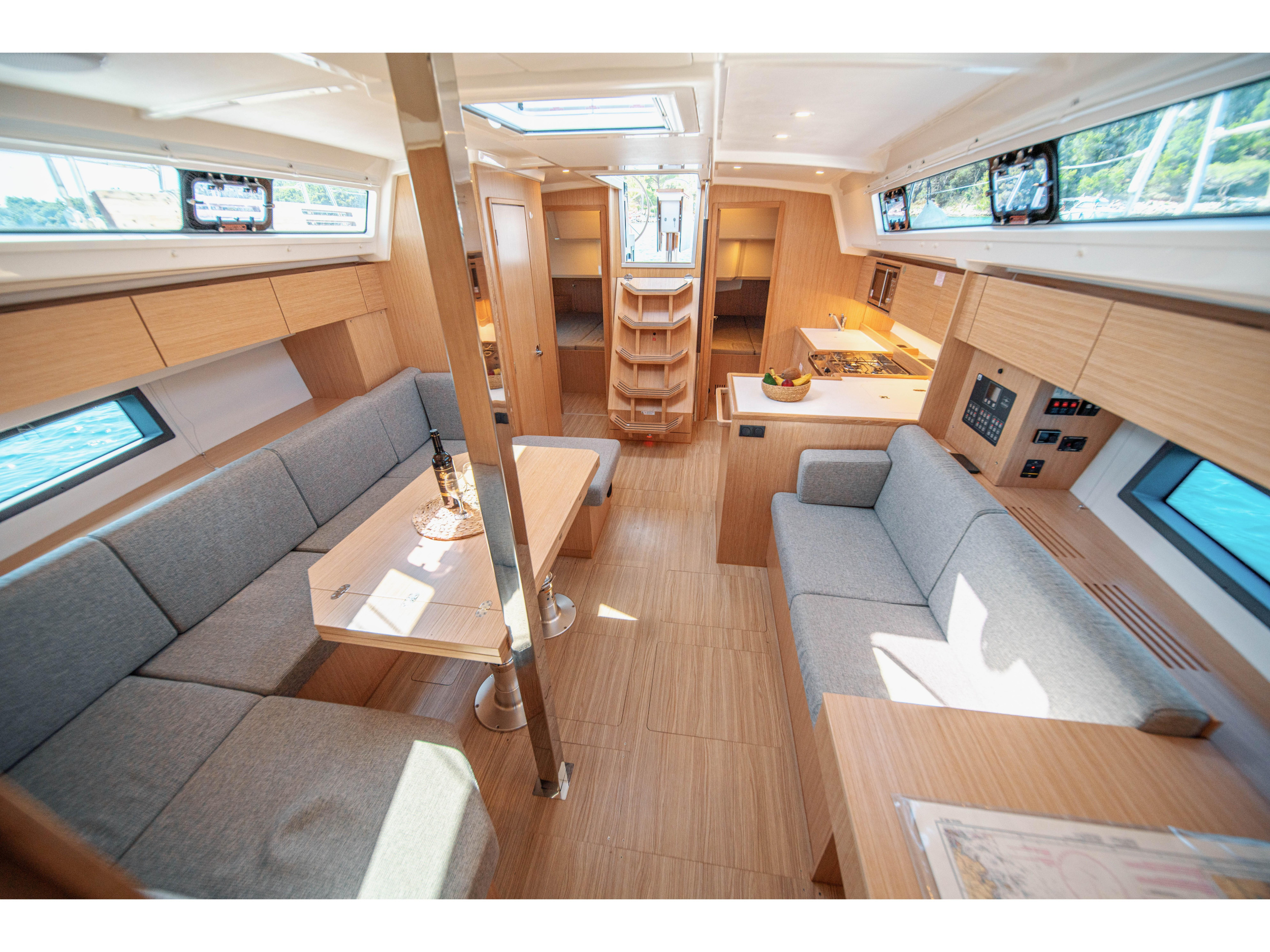 Bavaria C42 — photo 3