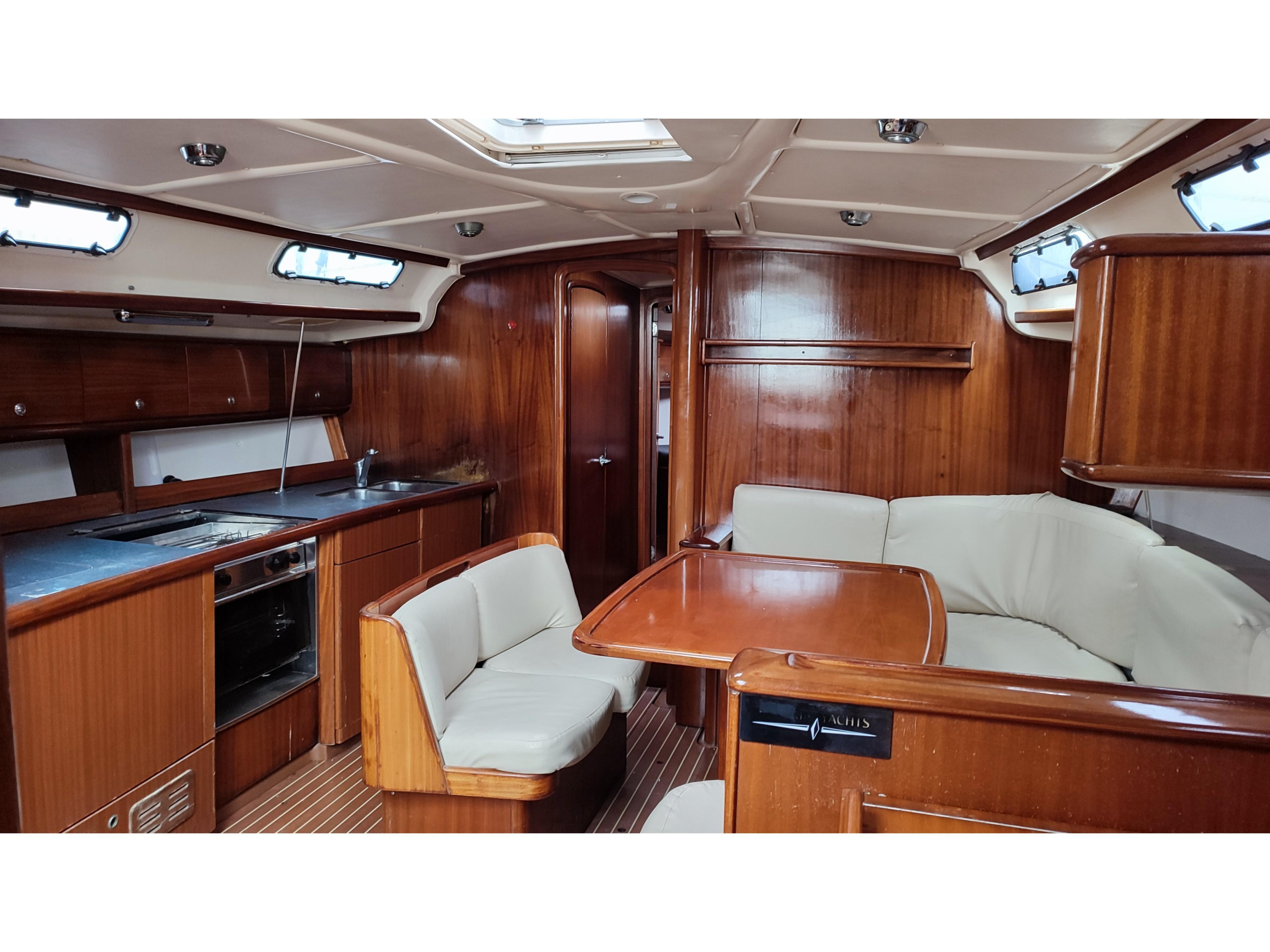 Bavaria 44 — photo 3