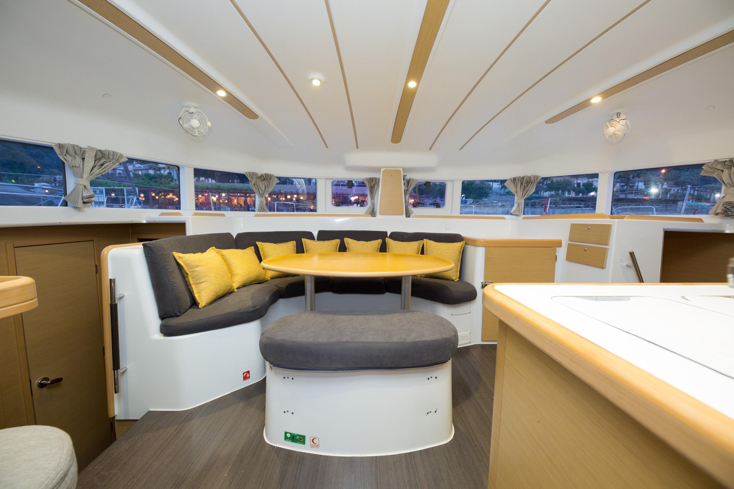 Lagoon 380 — photo 15
