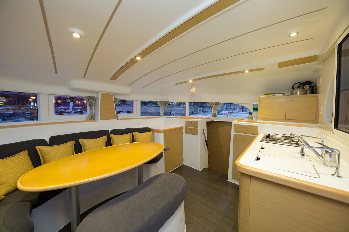 Lagoon 380 — photo 2