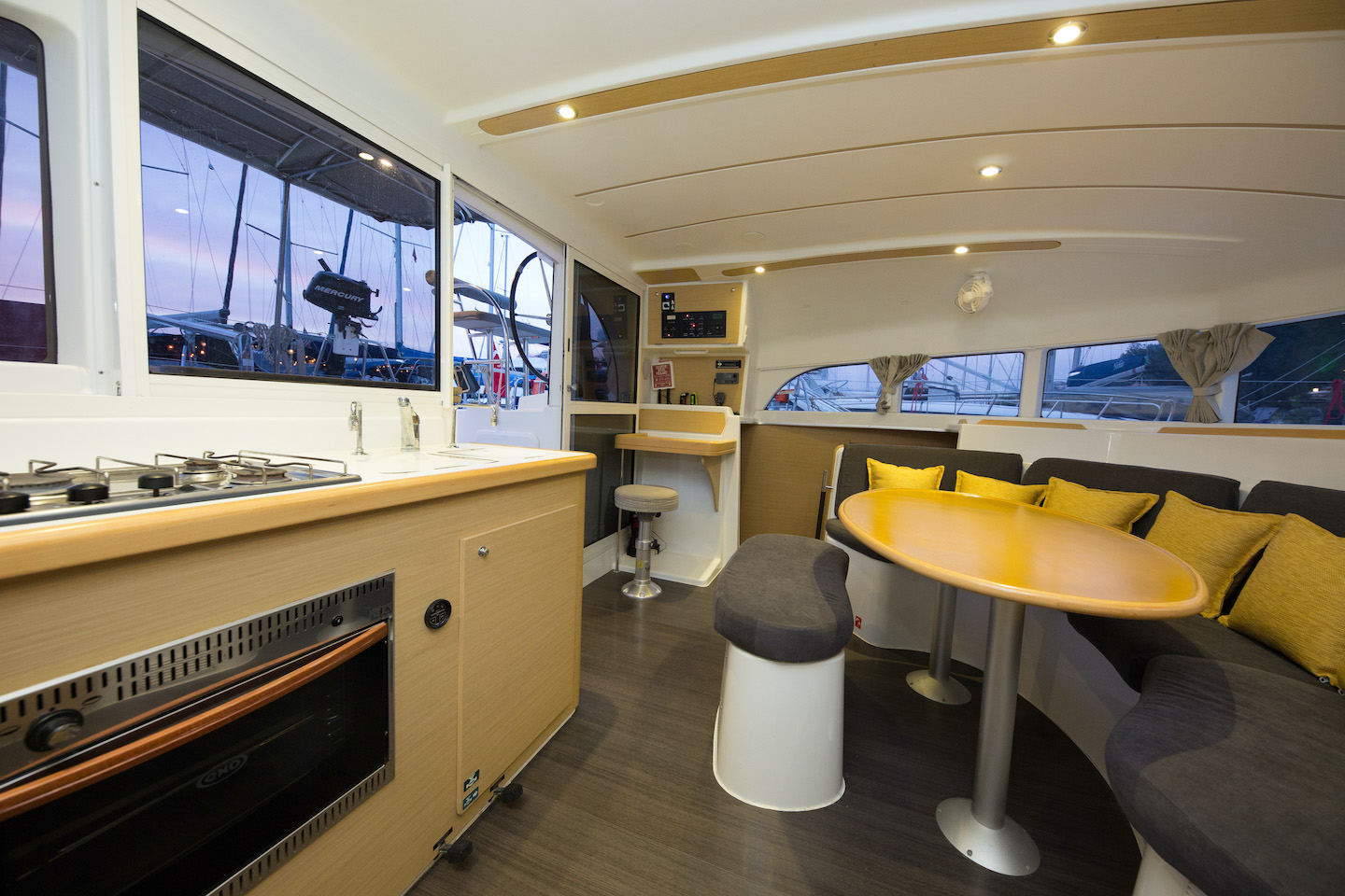 Lagoon 380 — photo 11