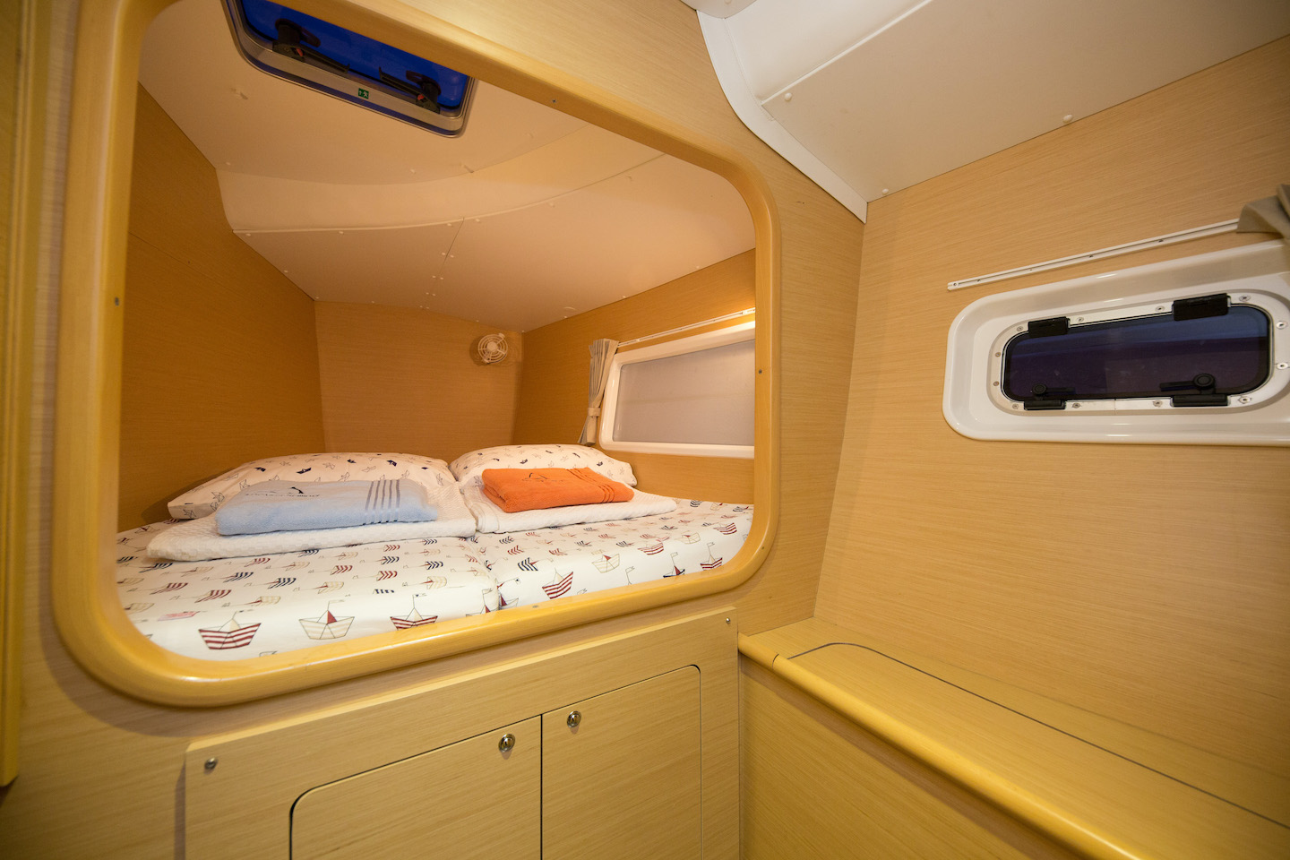 Lagoon 380 — photo 17