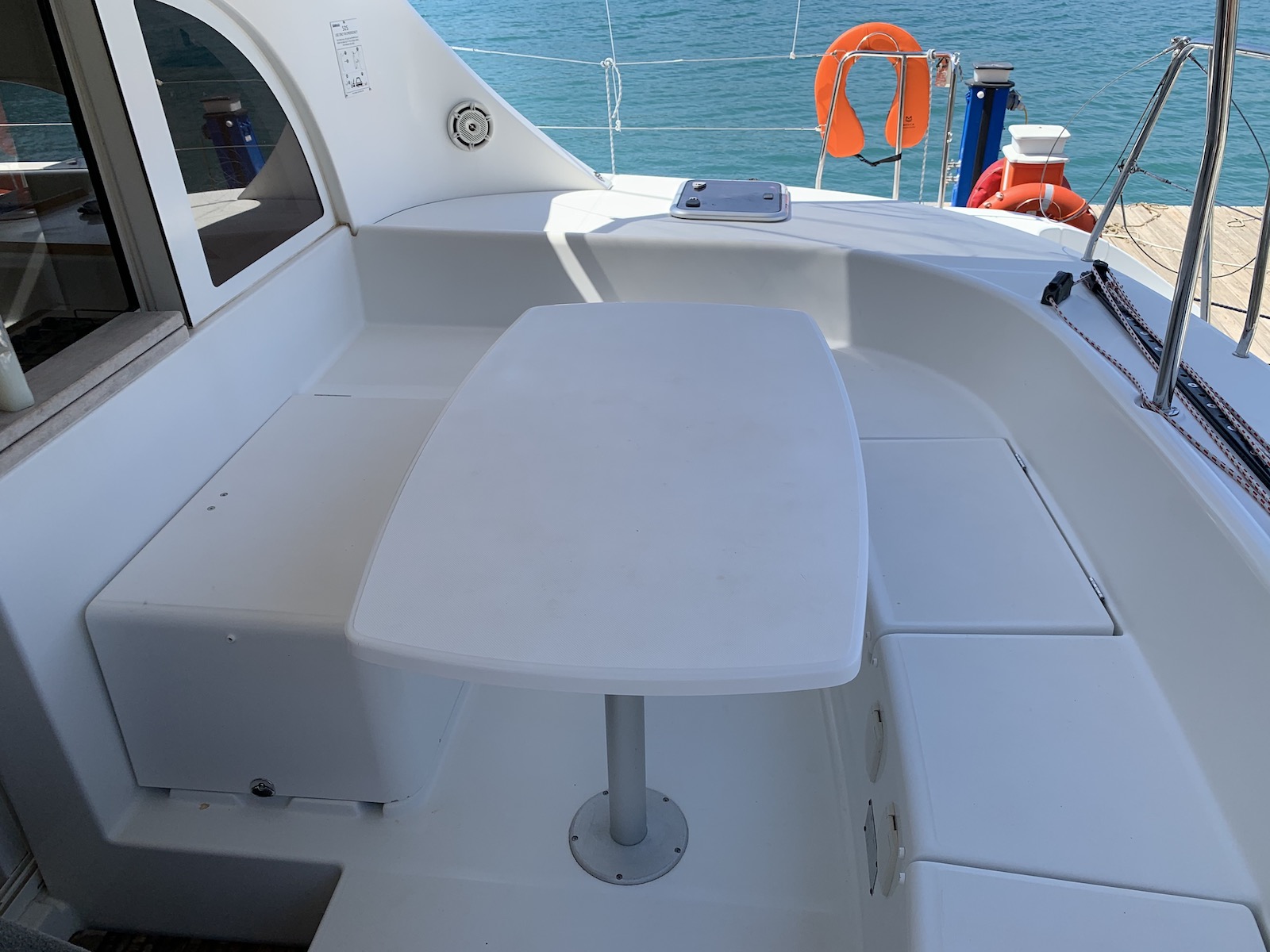 Lagoon 380 — photo 9
