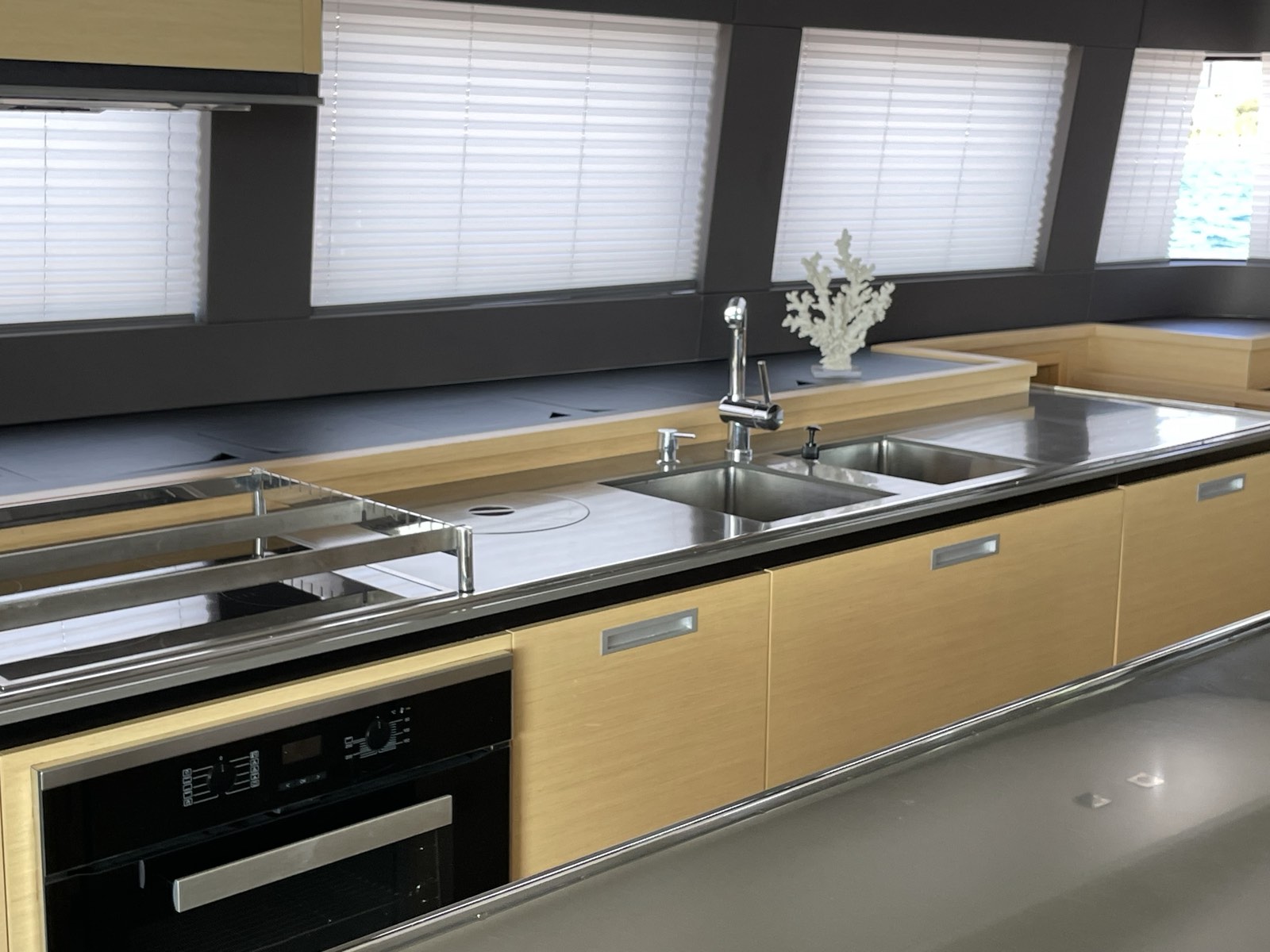 Lagoon 630 Powercat LUX — photo 14