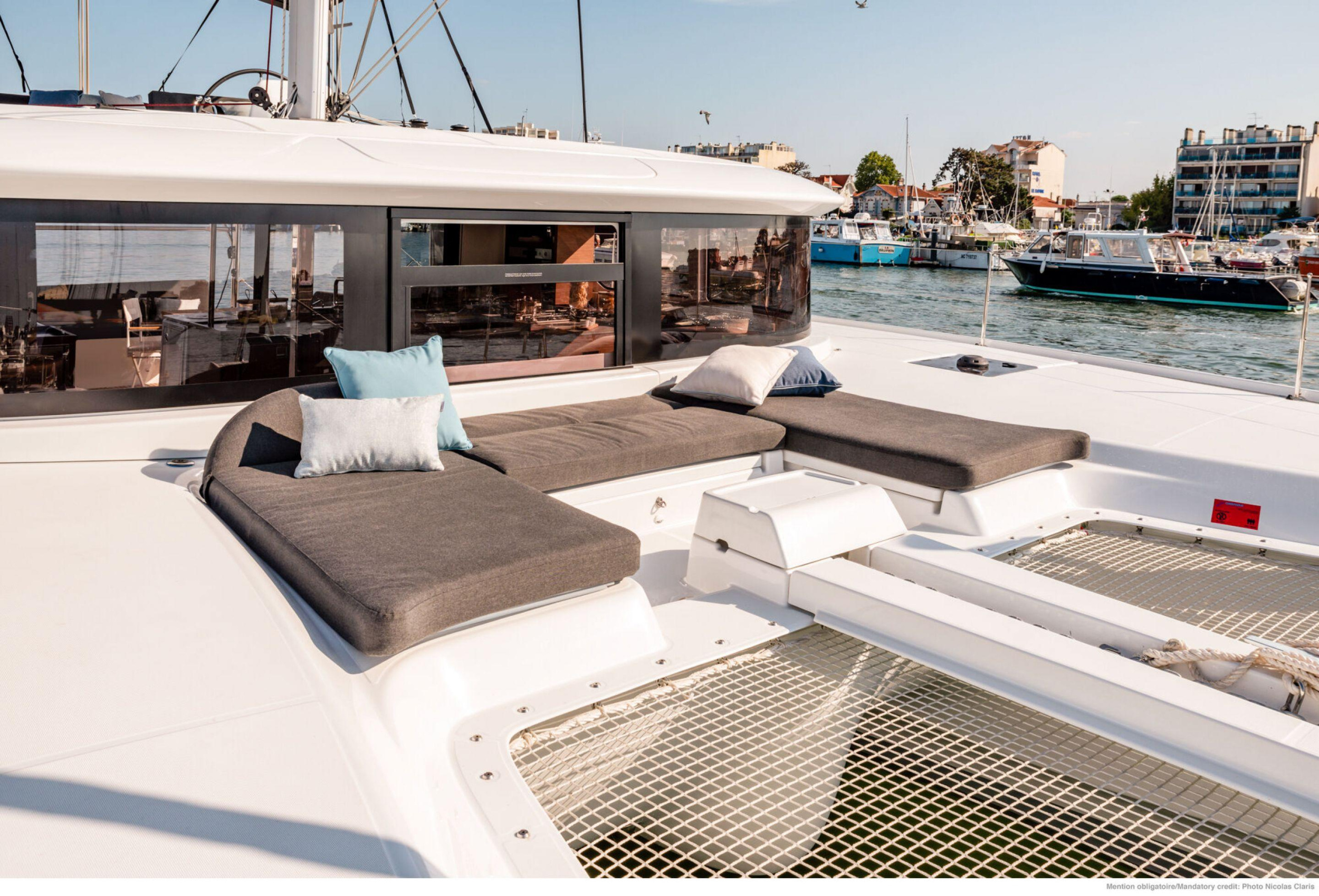 Lagoon 46 Flybridge — photo 6
