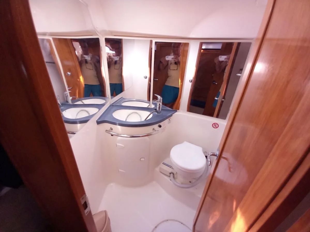 Bavaria 42 — photo 3