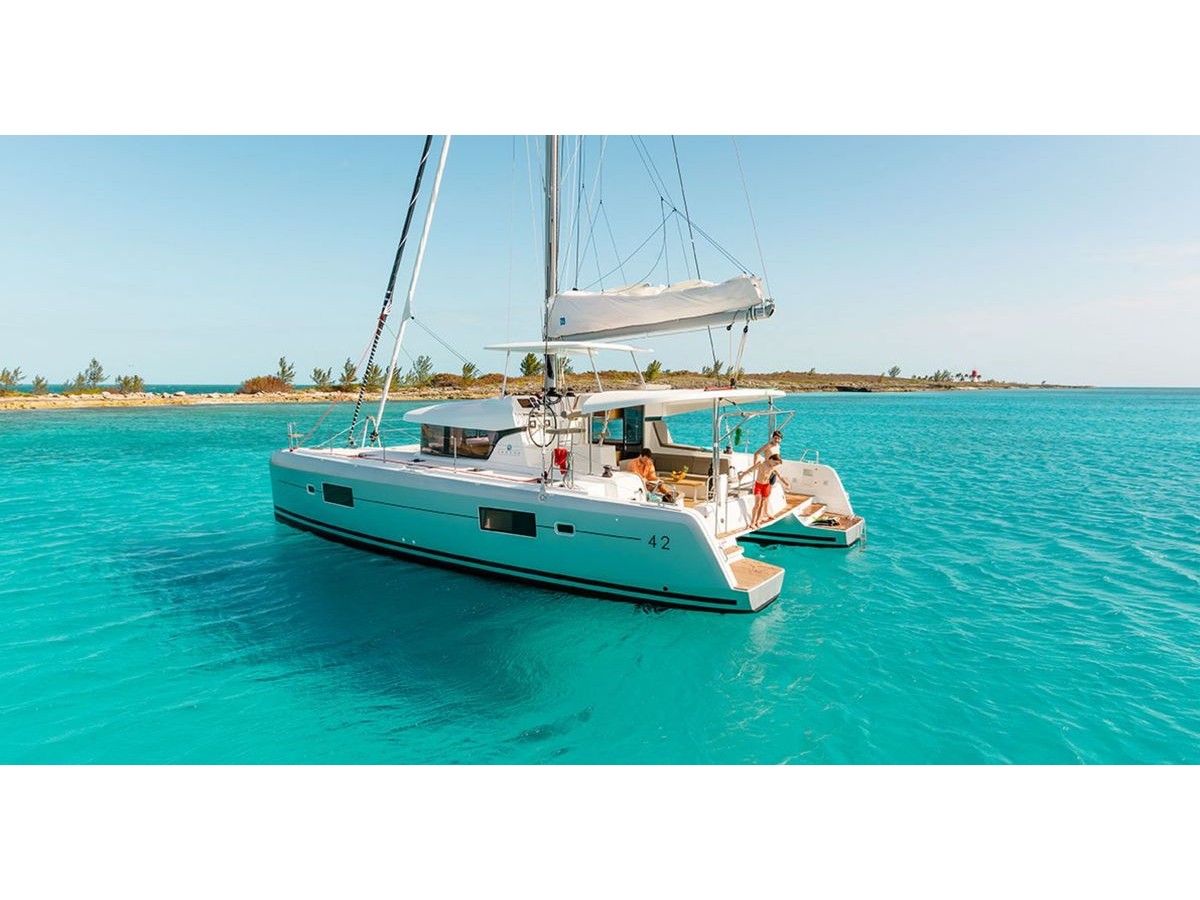 Lagoon 42 (3 cab) — photo 1