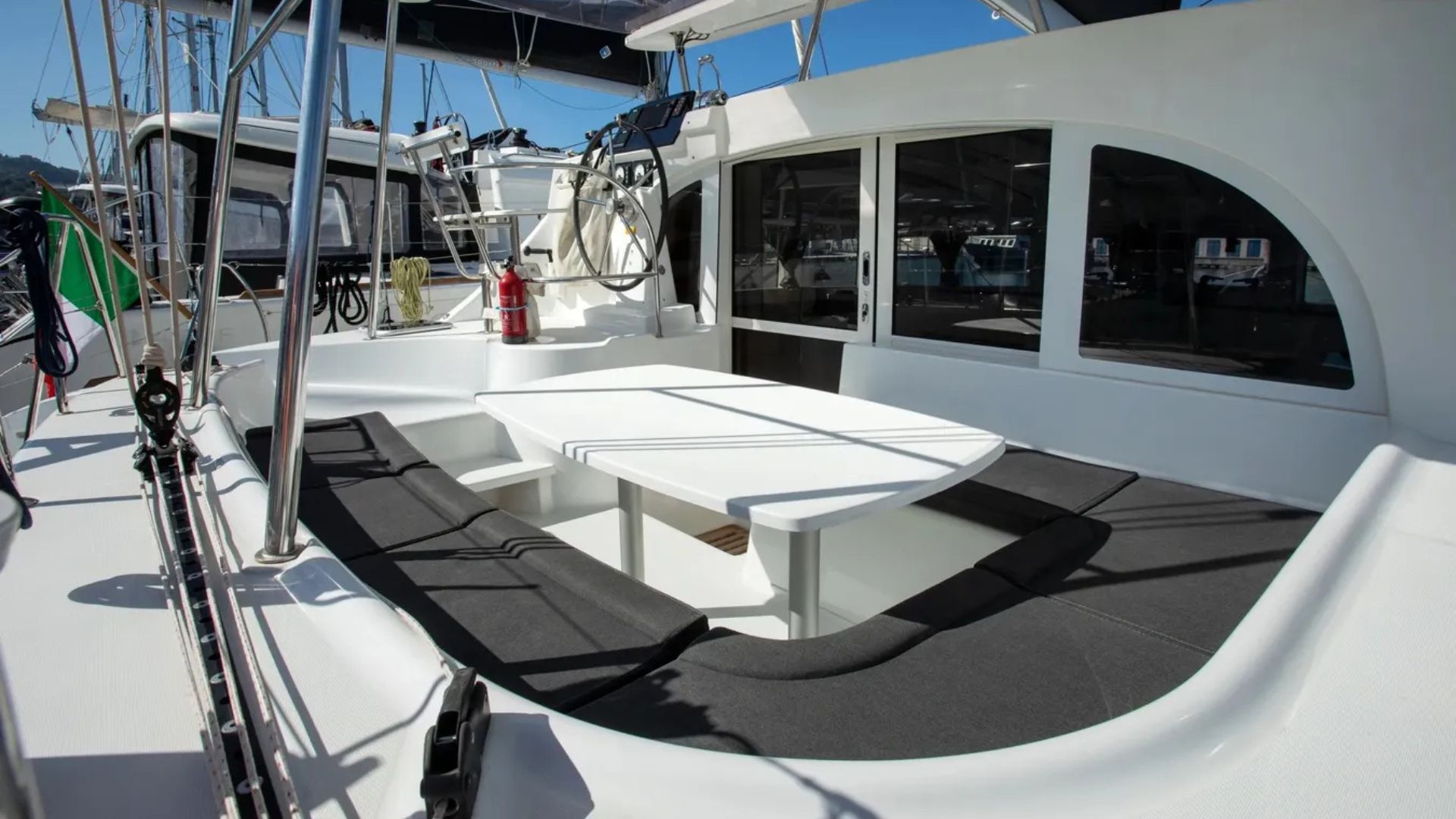 Lagoon 380 — photo 8