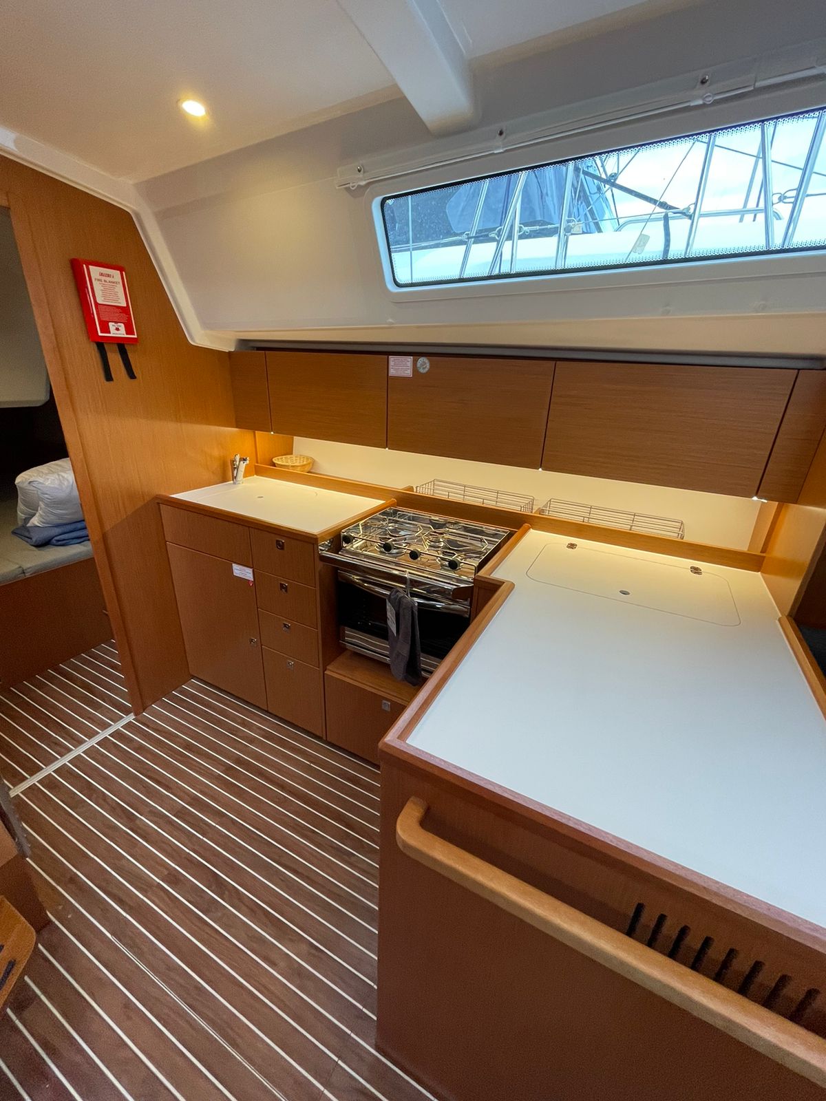Bavaria C42 — photo 16