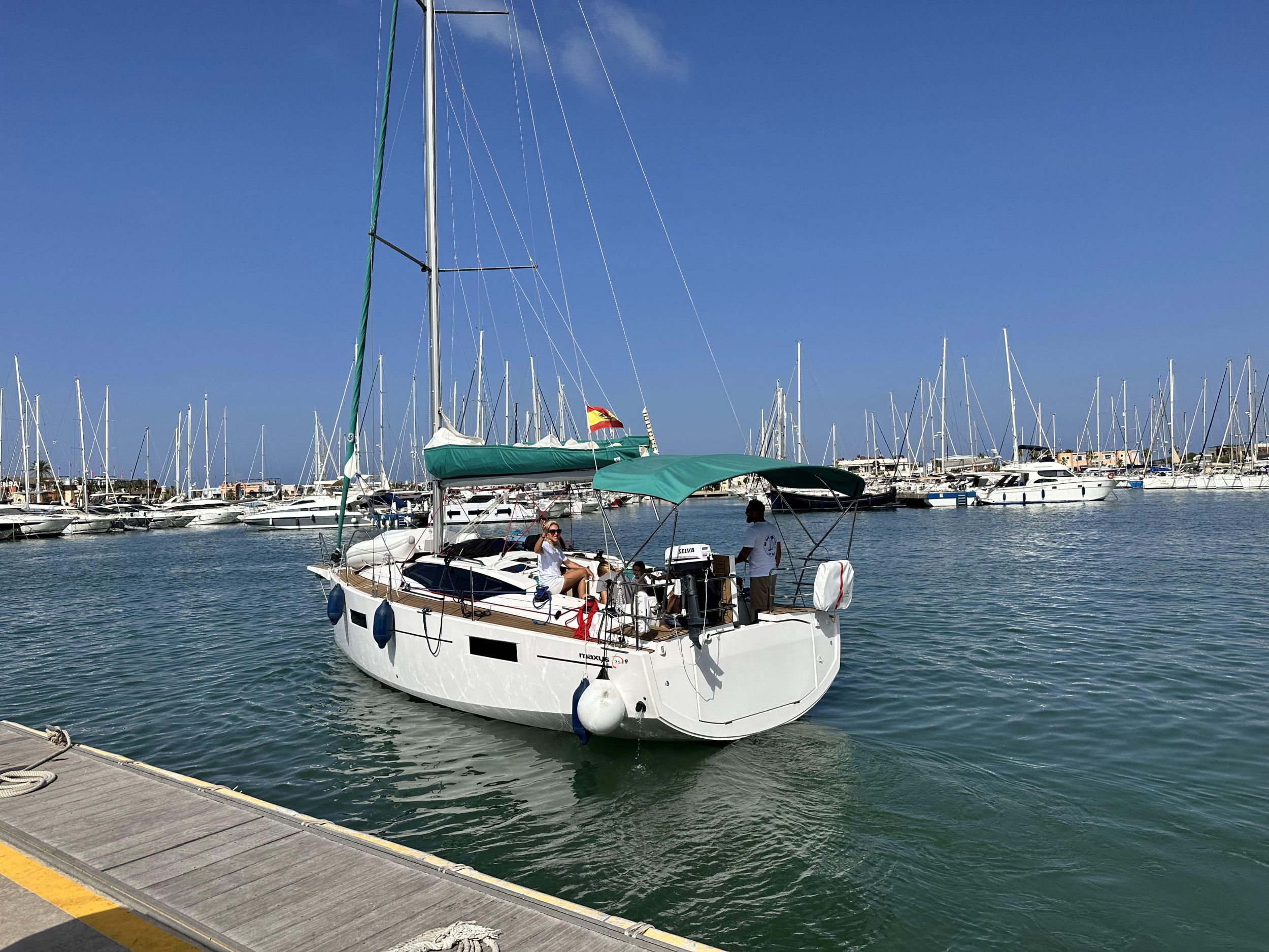 Maxus 35 (see with our base extra options availability as Air Conditioned) — photo 173