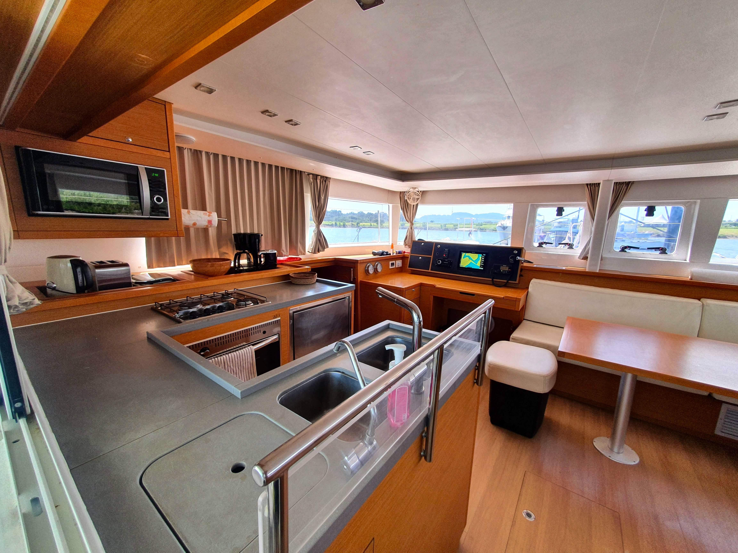 Lagoon 450 Fly — photo 34