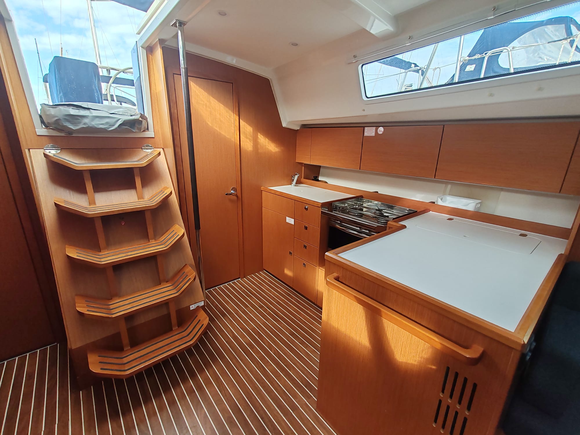 Bavaria C42 — photo 9