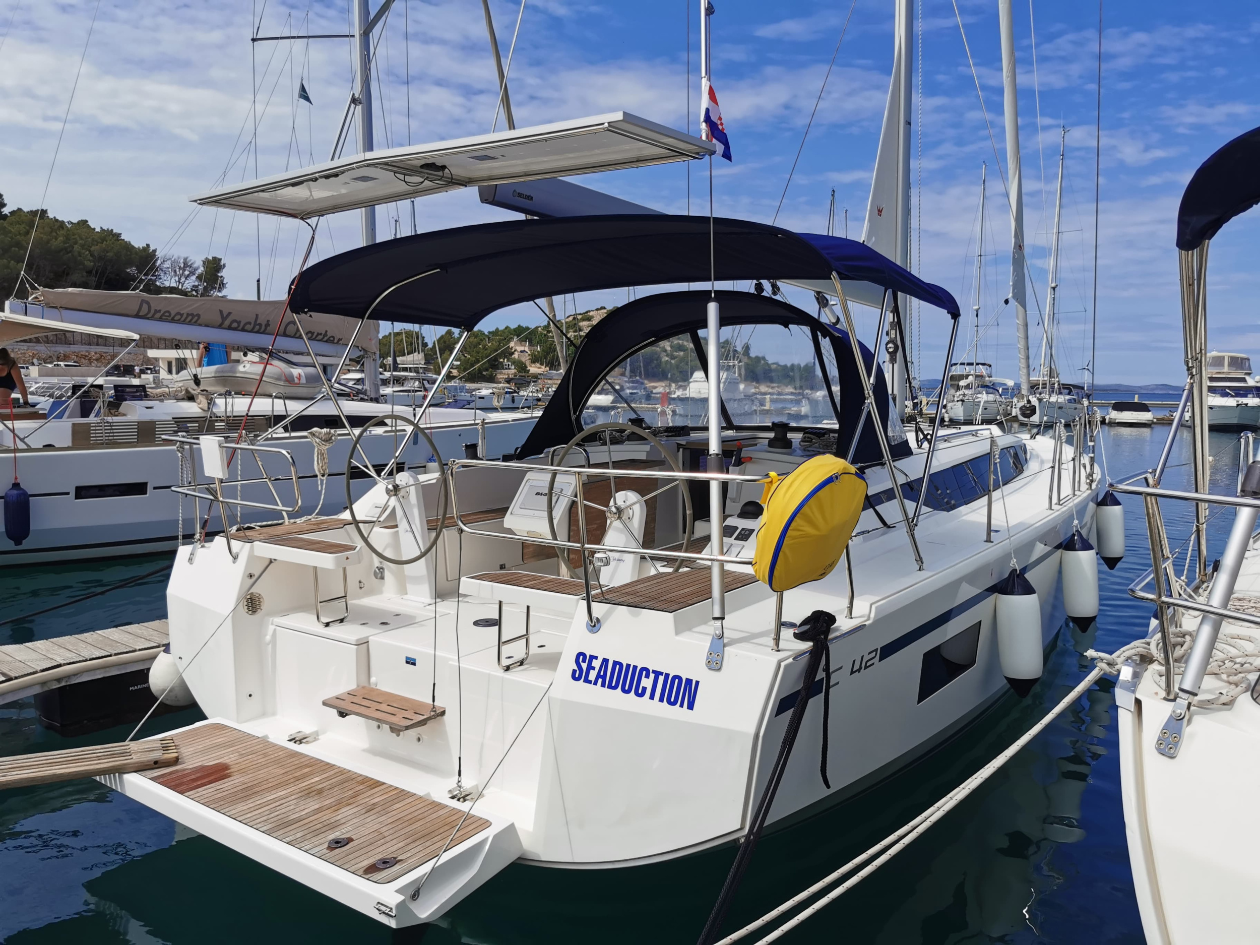 Bavaria C42 — photo 13