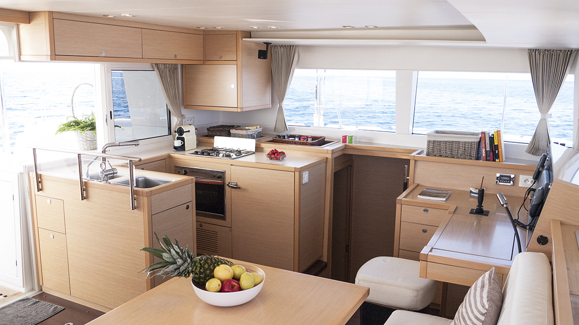 Lagoon 450 — photo 7