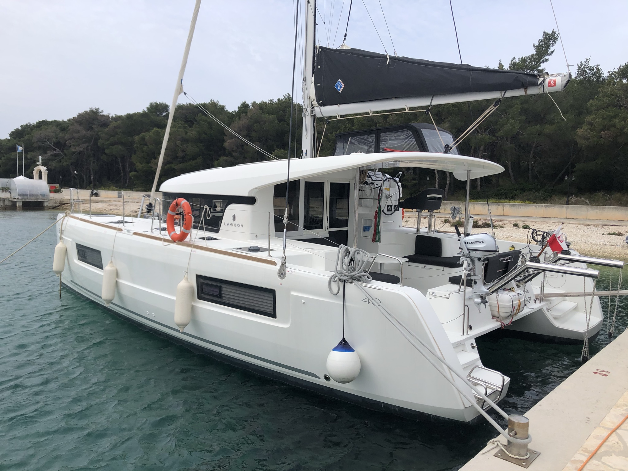 Lagoon 40 — photo 2