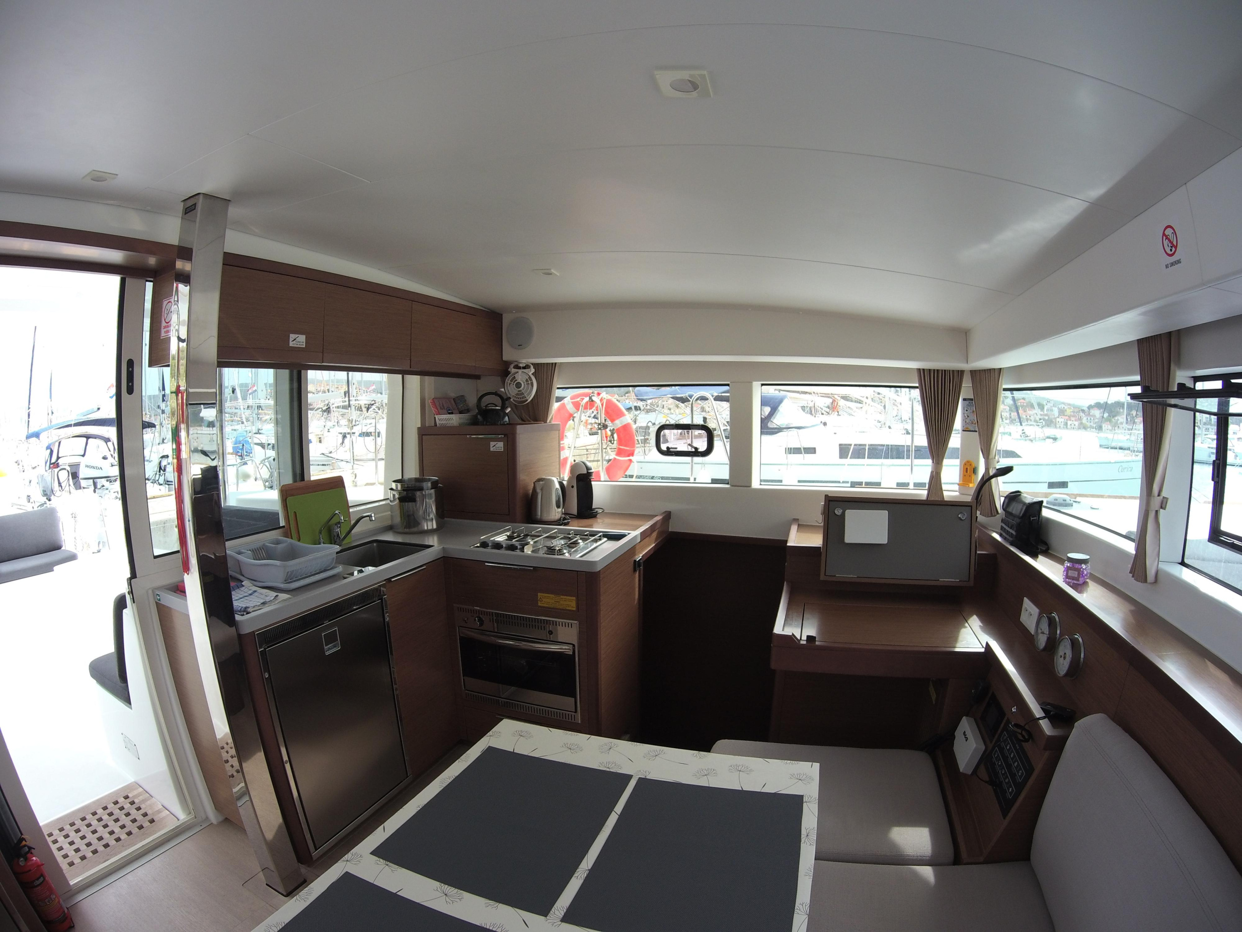 Lagoon 40 — photo 10