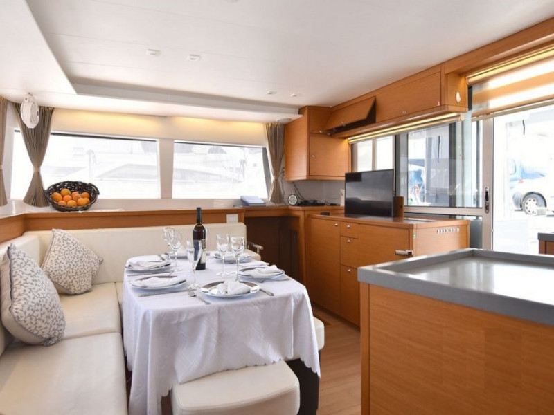 Lagoon 450 Flybridge — photo 3