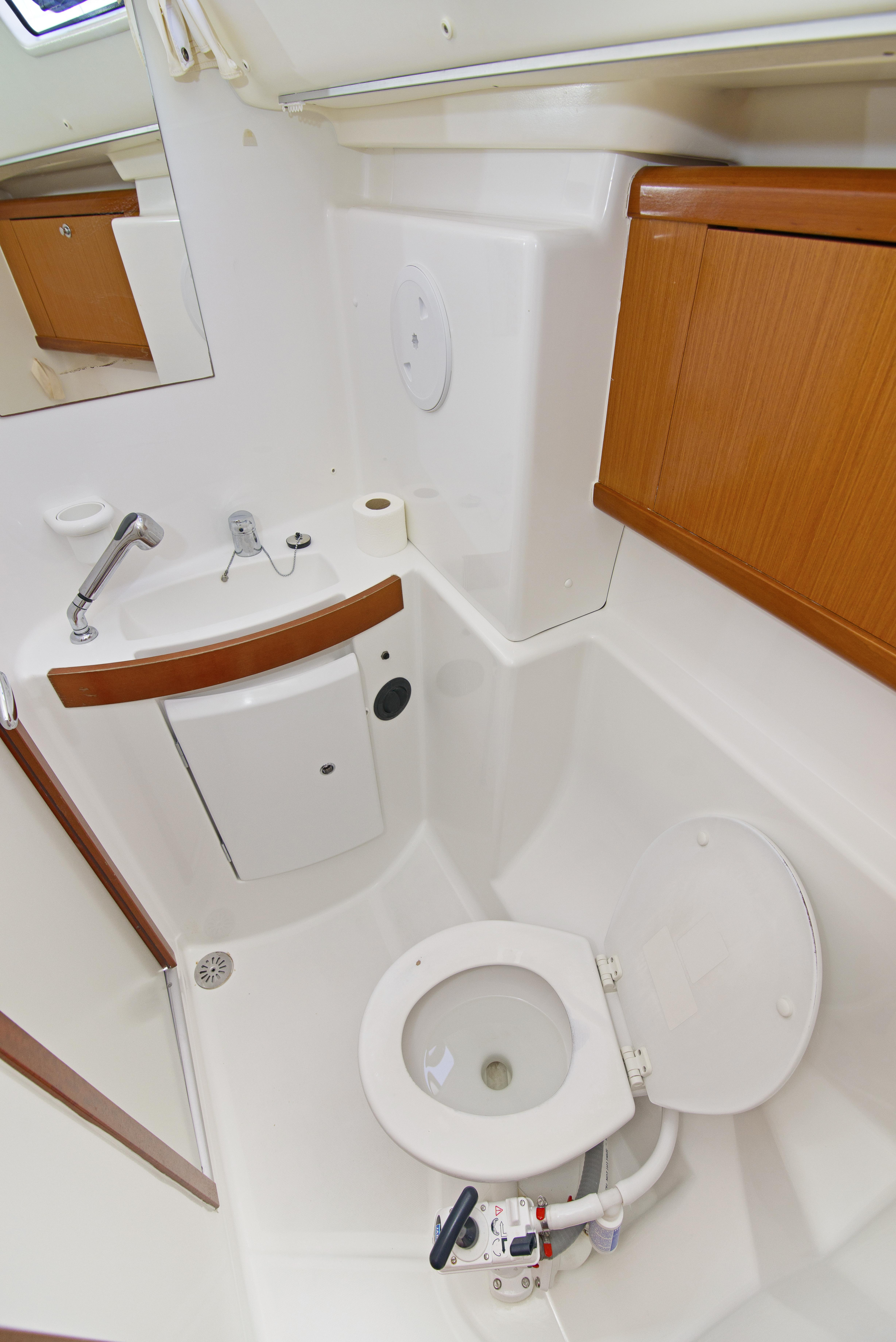 Beneteau Oceanis 43 — photo 4