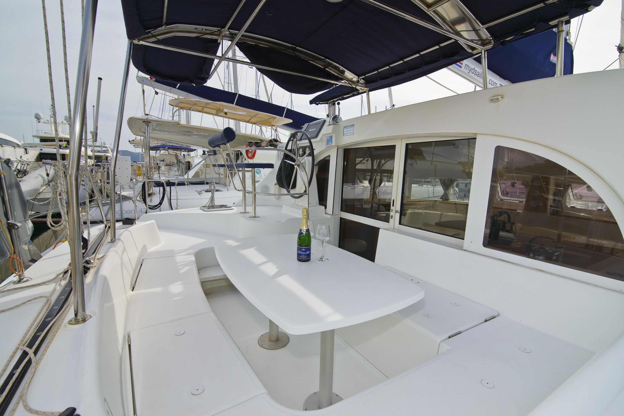 Lagoon 380 — photo 11