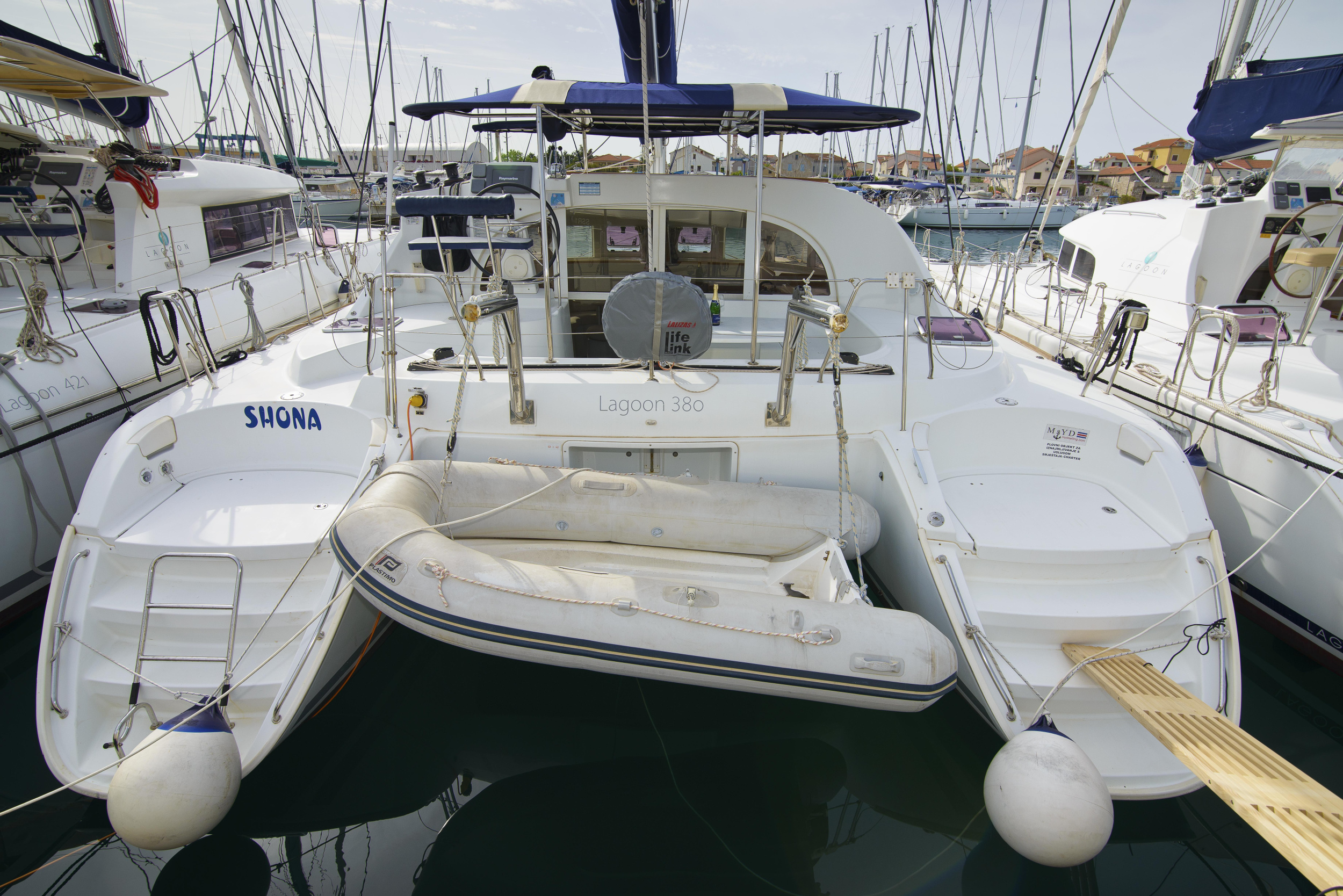 Lagoon 380 — photo 8
