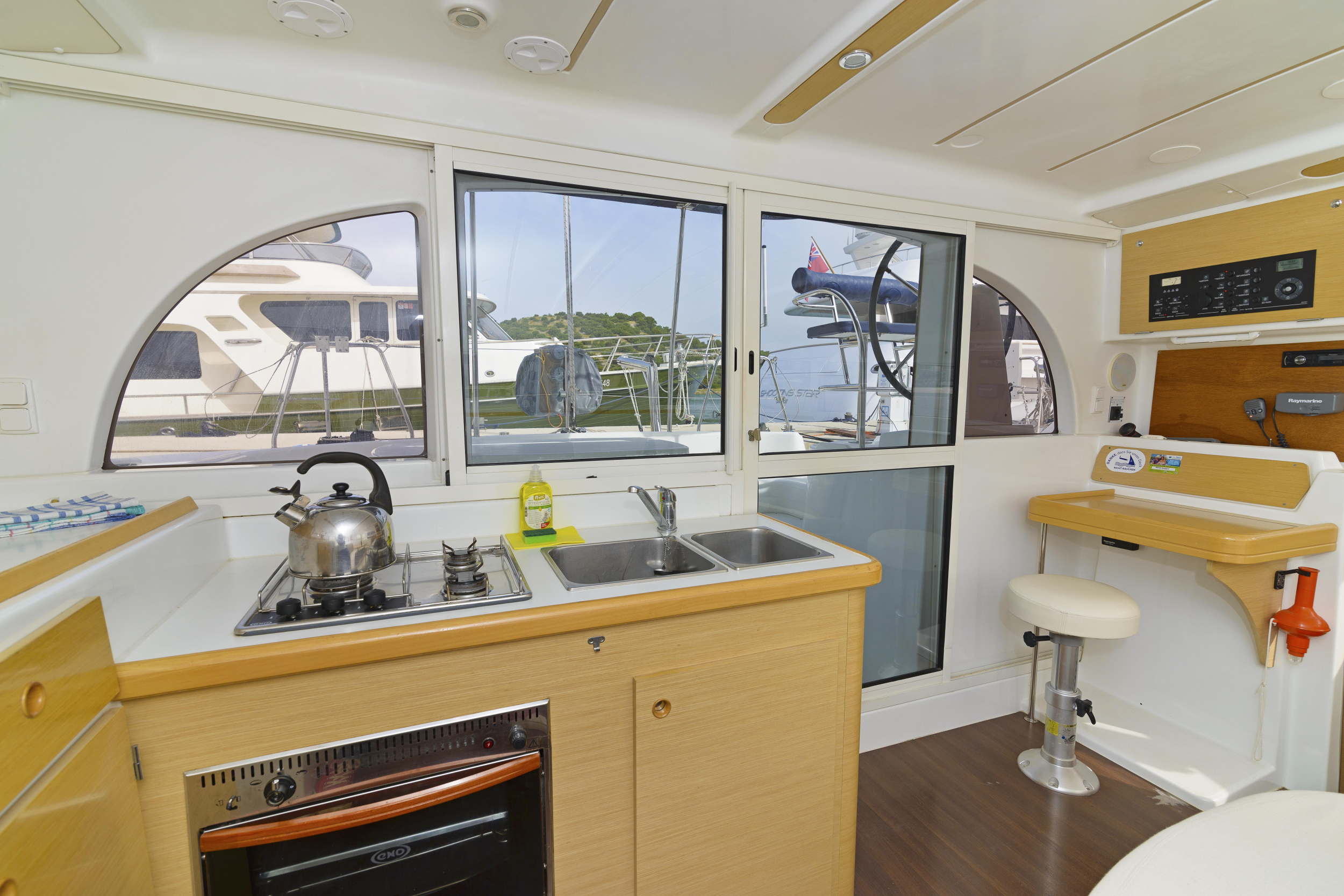 Lagoon 380 — photo 7