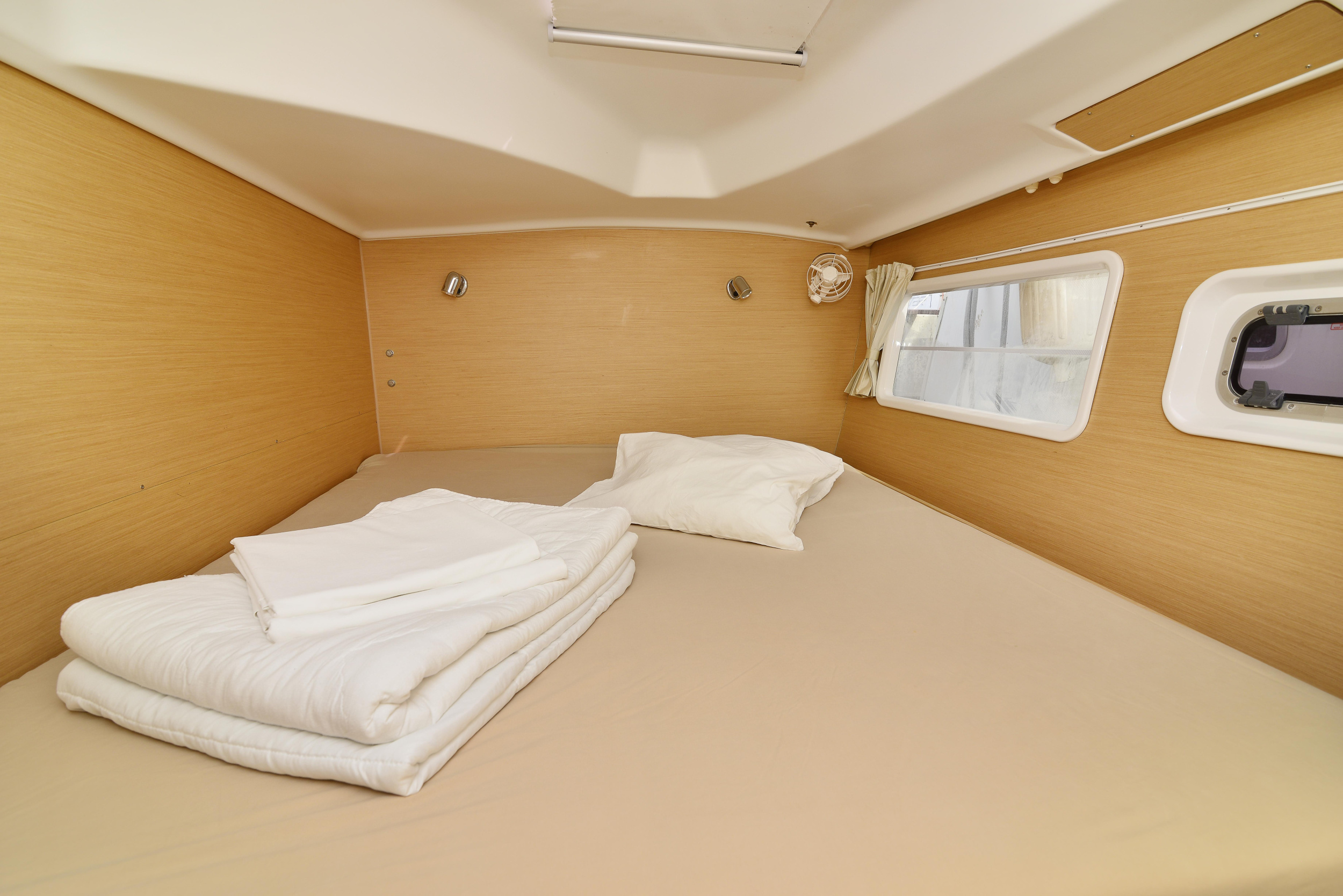 Lagoon 380 — photo 13