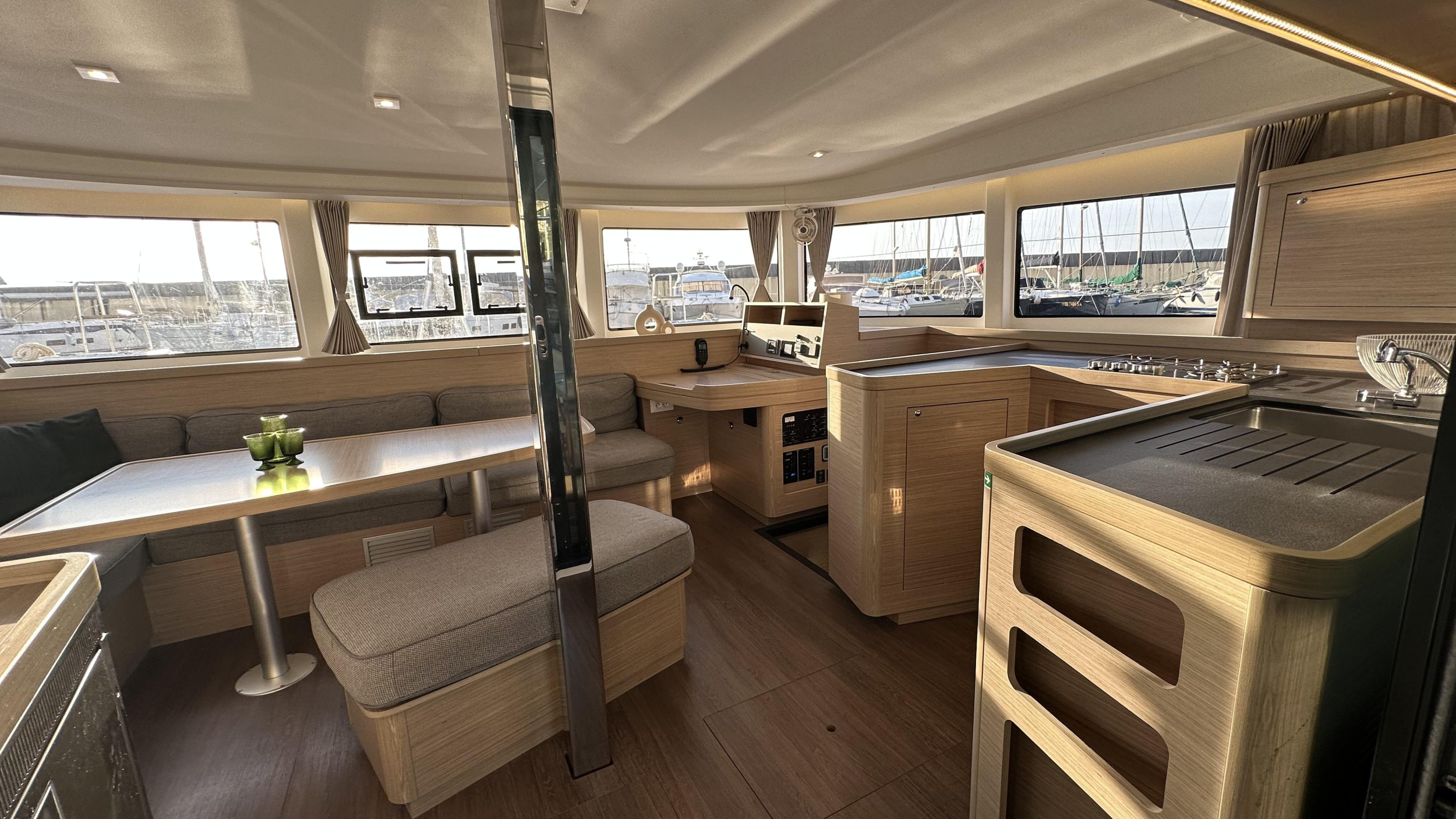 Lagoon 42 — photo 2