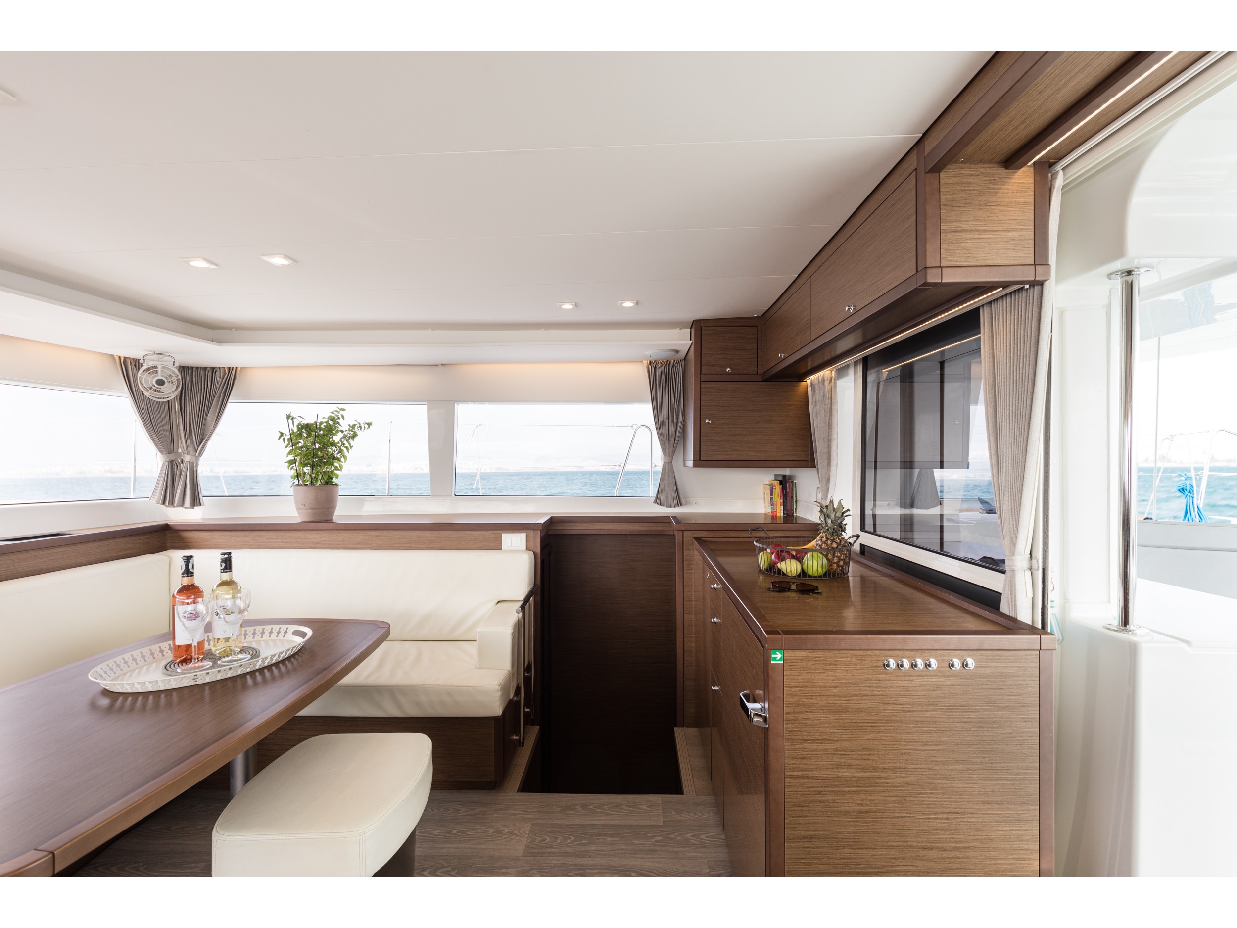 Lagoon 450 Flybridge — photo 13