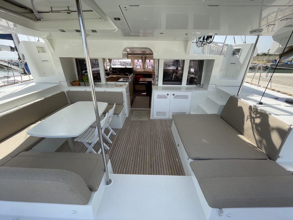 Lagoon 450 Flybridge — photo 6