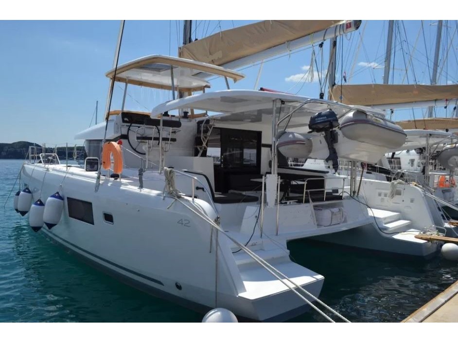 Lagoon 42 — photo 1