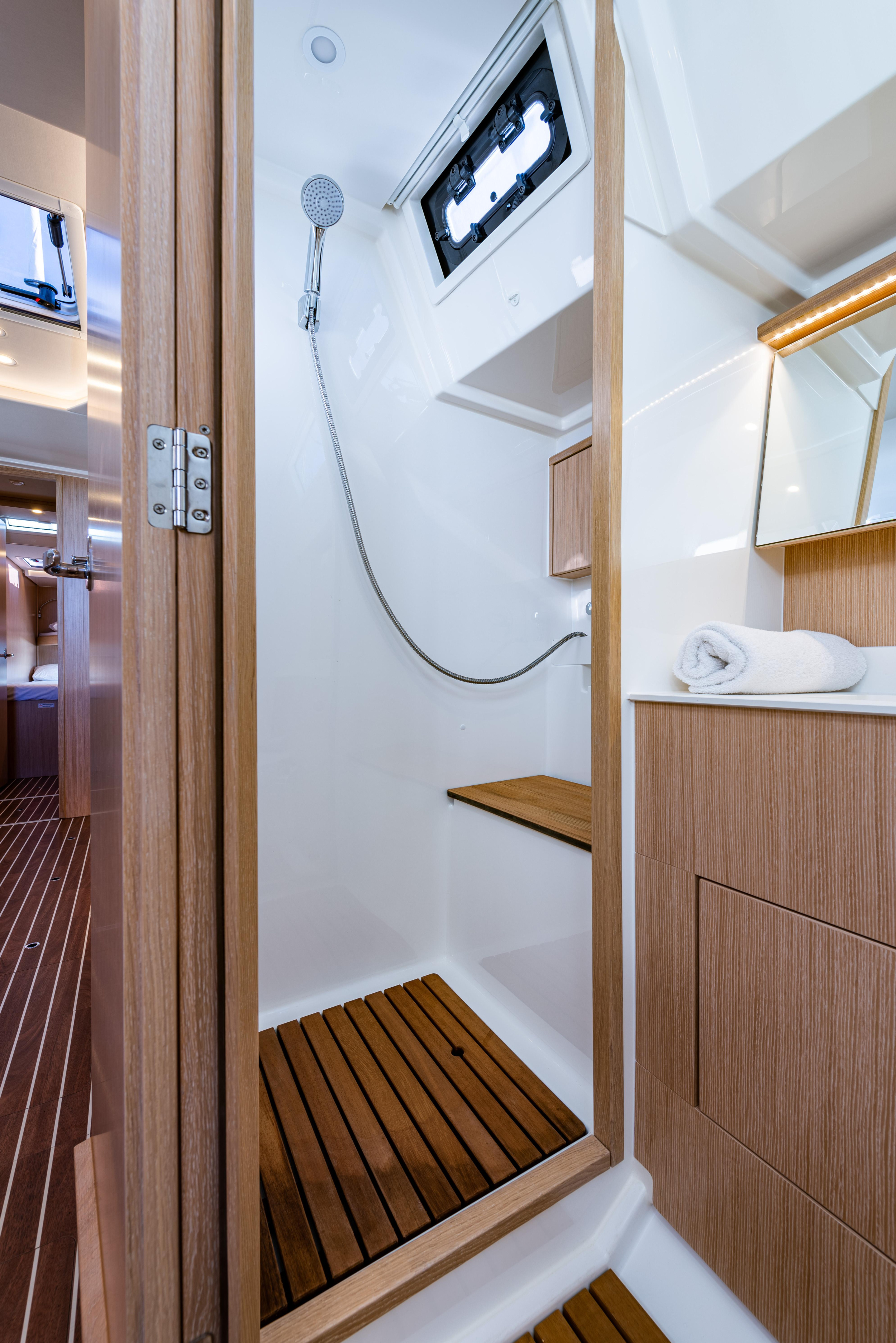 Bavaria C45 — photo 13