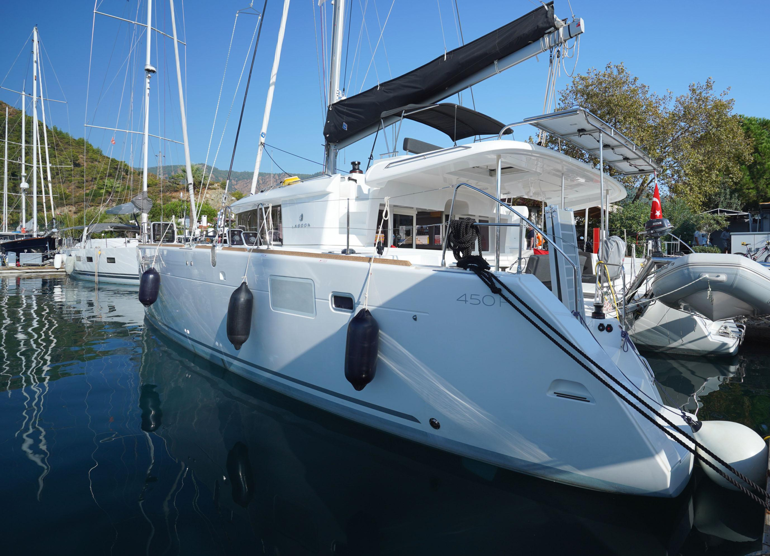 Lagoon 450F — photo 8