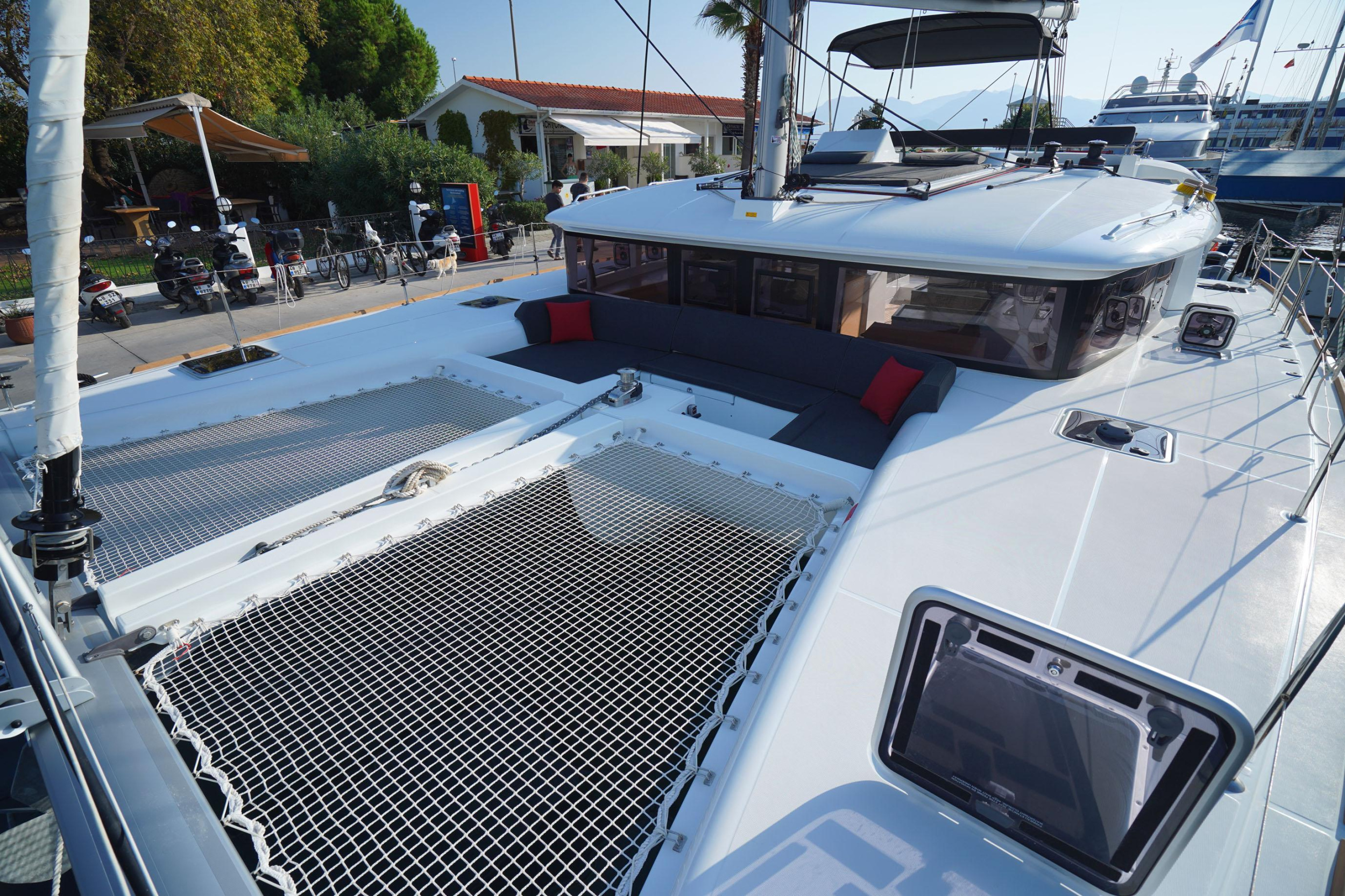 Lagoon 450F — photo 3