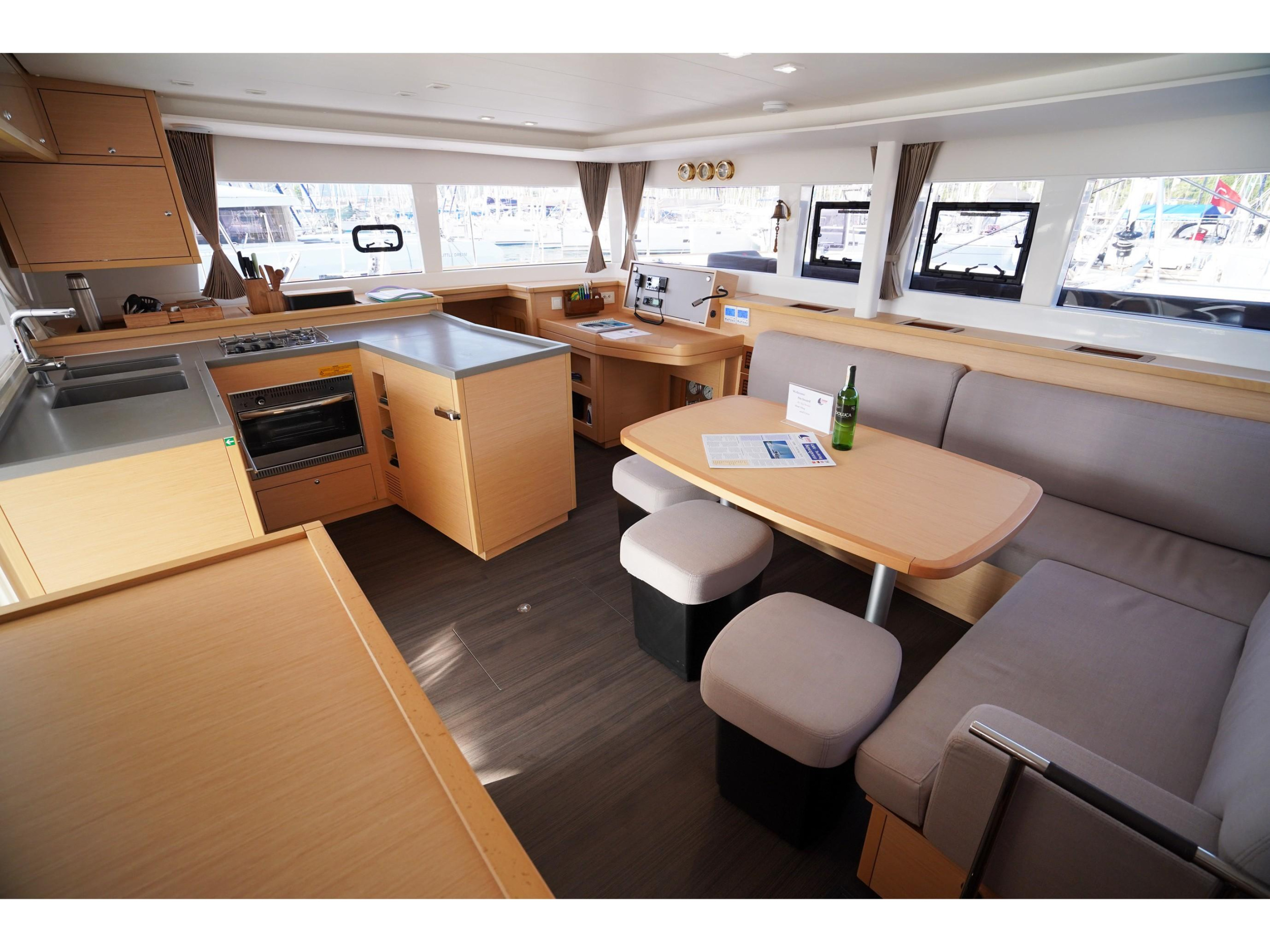 Lagoon 450F — photo 10