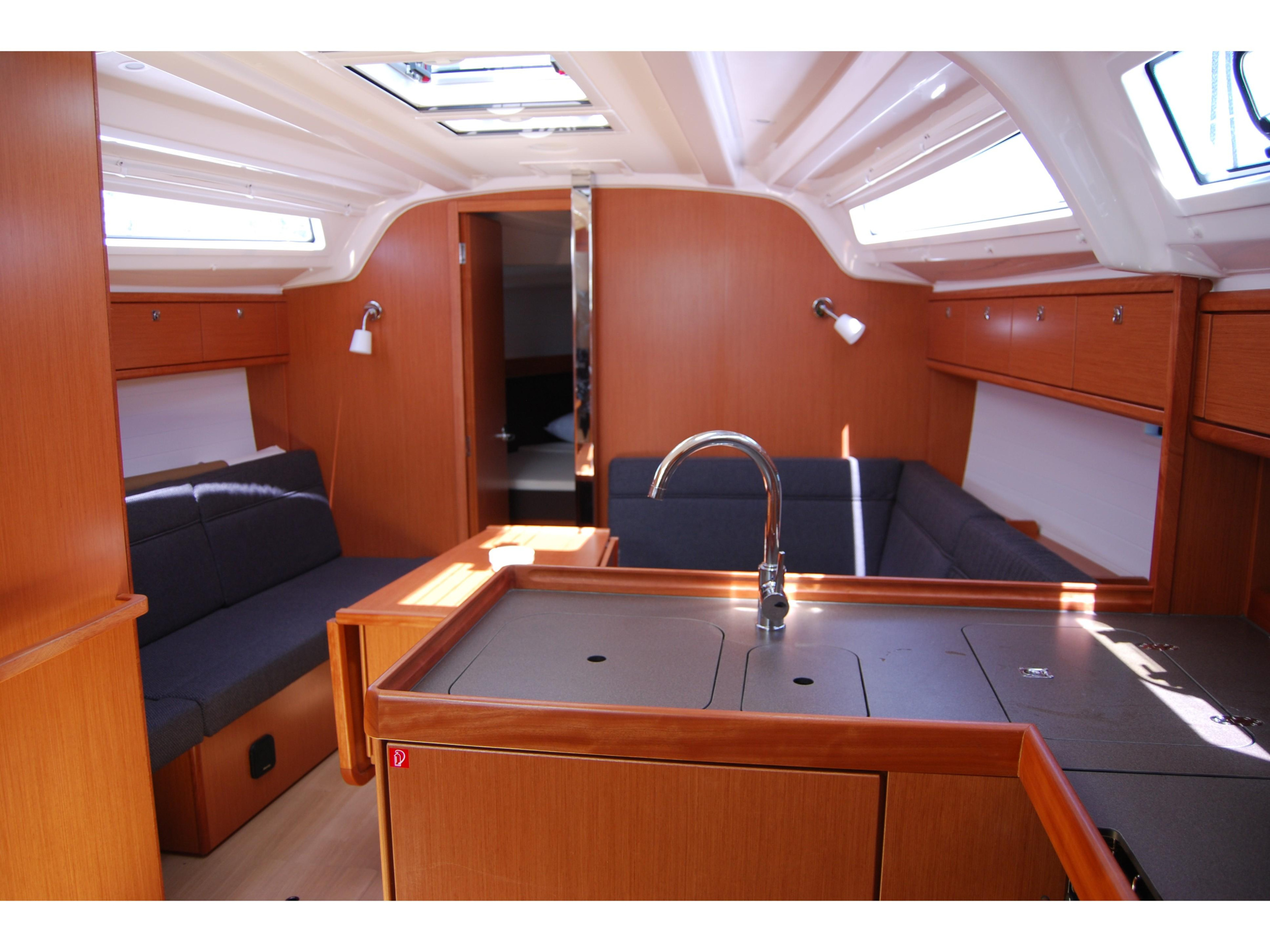 Bavaria Cruiser 37 — photo 6