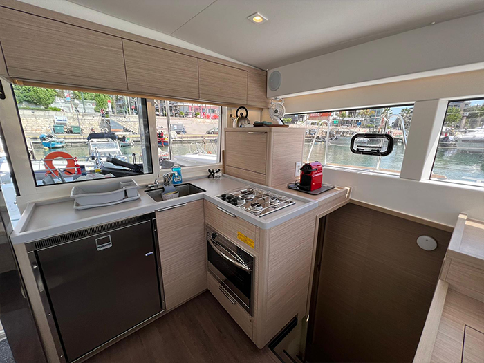 Lagoon 40 — photo 3