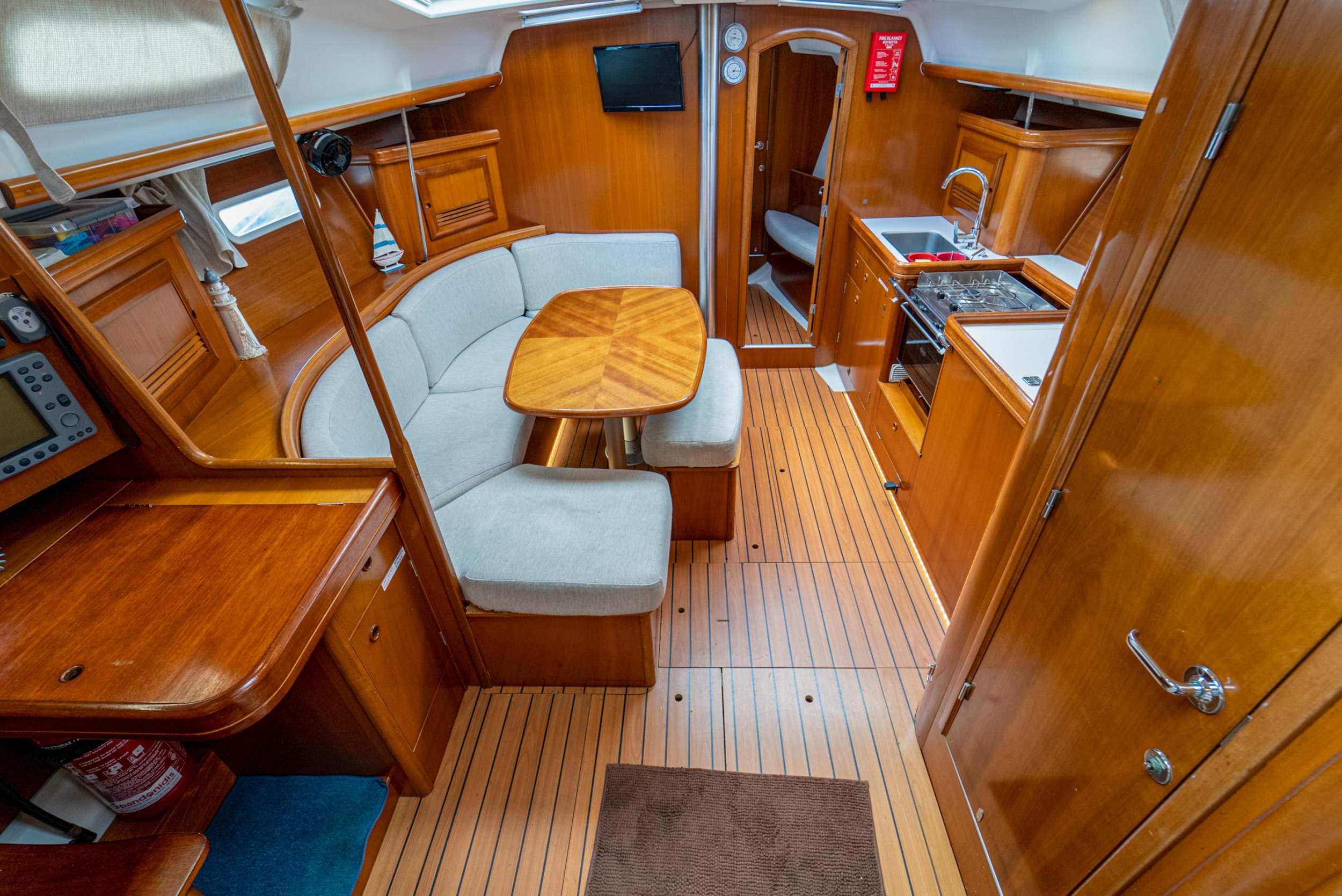 Oceanis 393 Clipper — photo 8