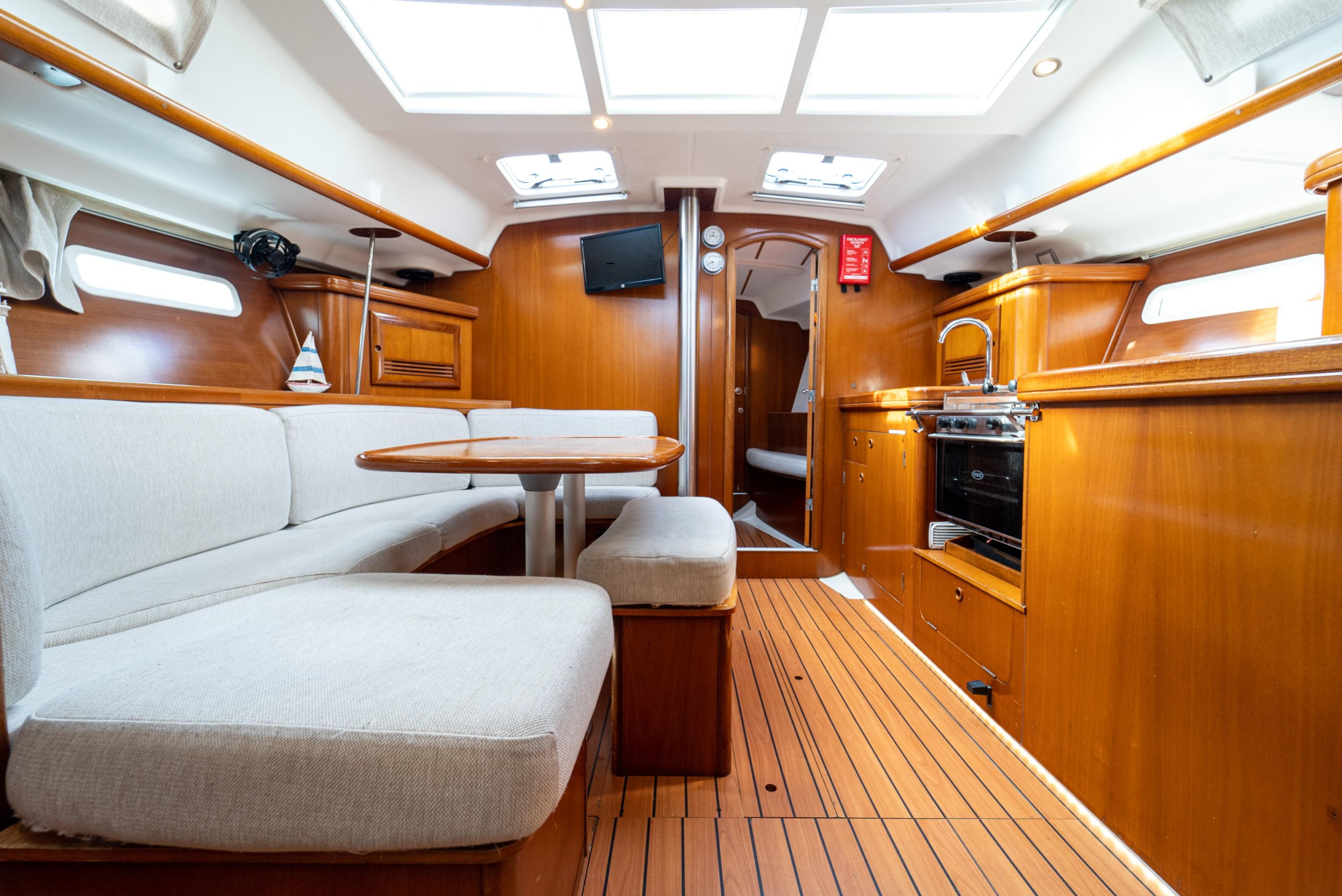 Oceanis 393 Clipper — photo 12