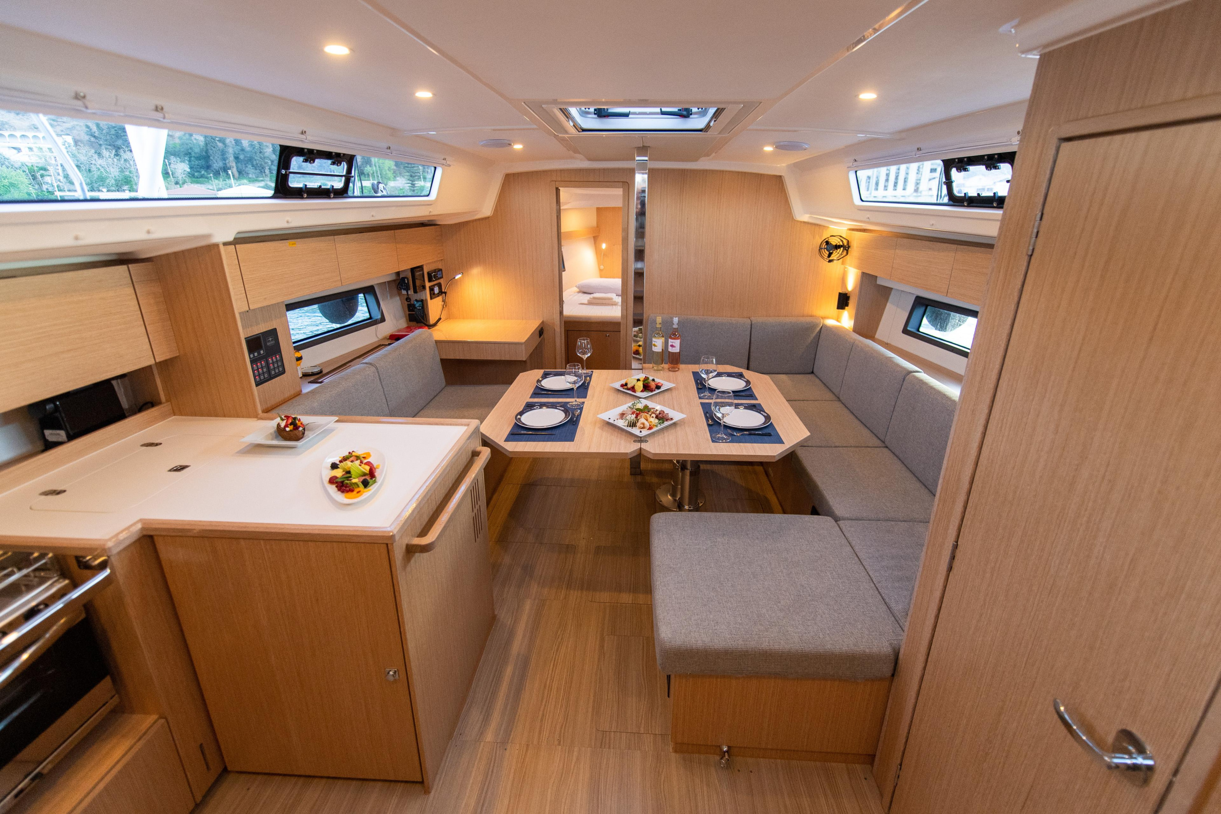 Bavaria C42 — photo 18