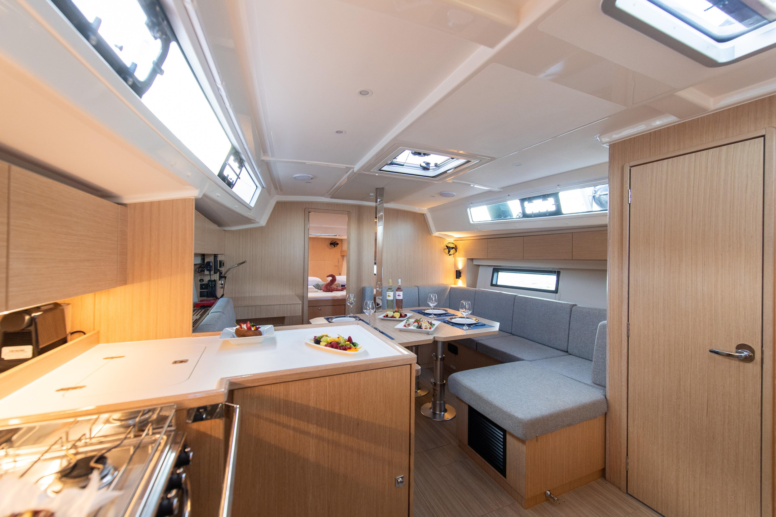 Bavaria C42 — photo 7
