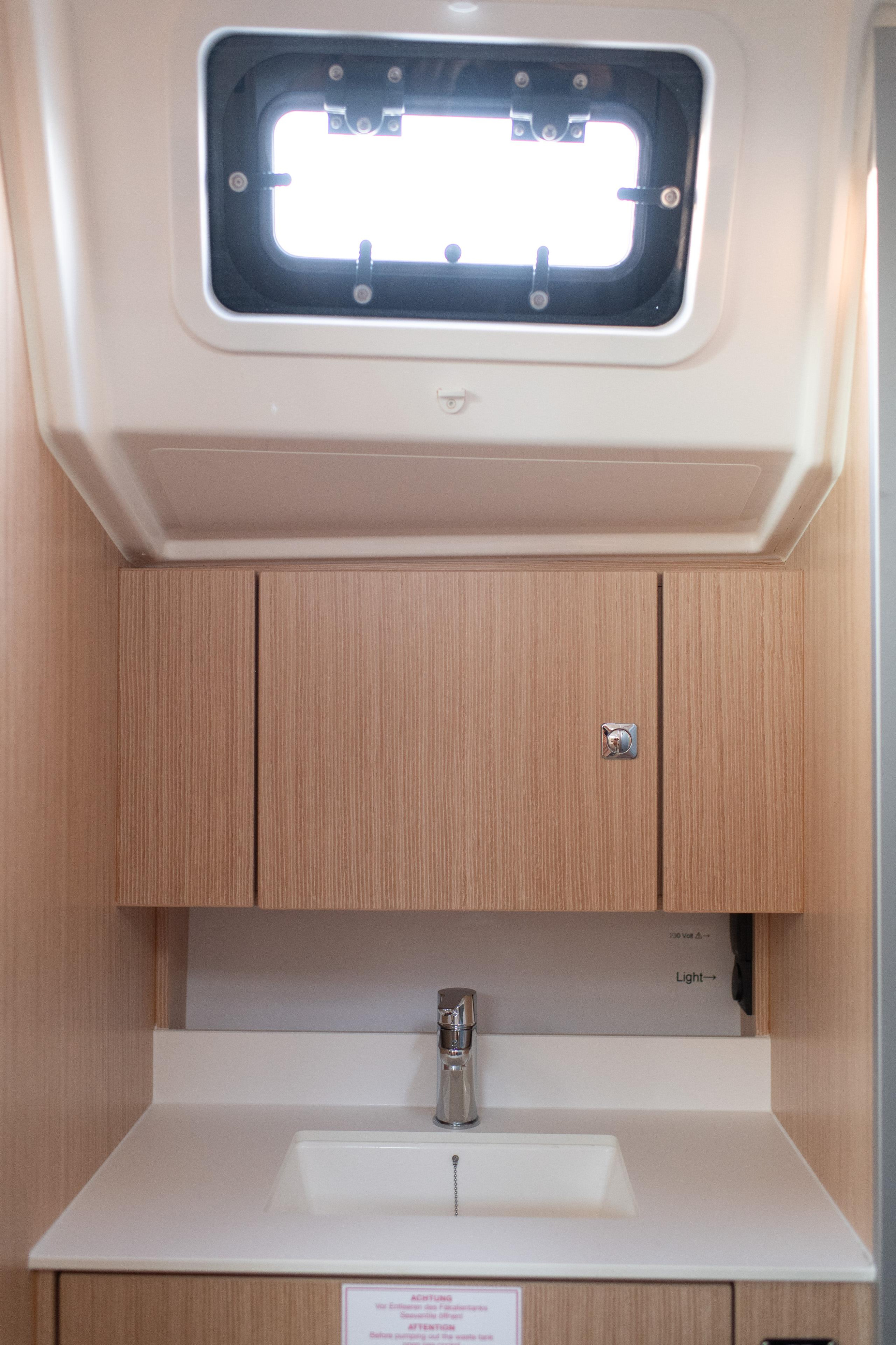 Bavaria C42 — photo 3