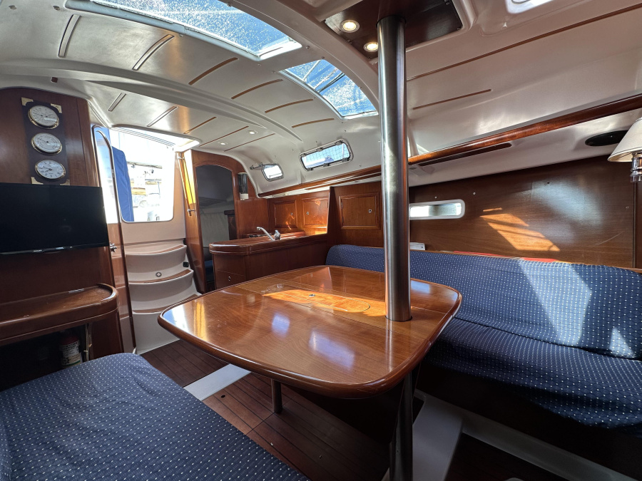 Oceanis 323 Clipper — photo 25